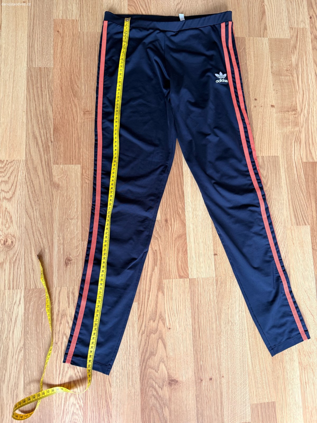 Daruji dámské sportovní legínyAdidas. Daruji dámské sportovní legíny Adidas Originals.

* Velikost 40 (EU) / M (viz štítek)
* Barva tmavě modrá s korálovými pruhy
* Délka cca 86 cm
* Nošené, zachovalý stav, bez děr

Někomu ještě určitě poslouží na sport i běžné nošení.