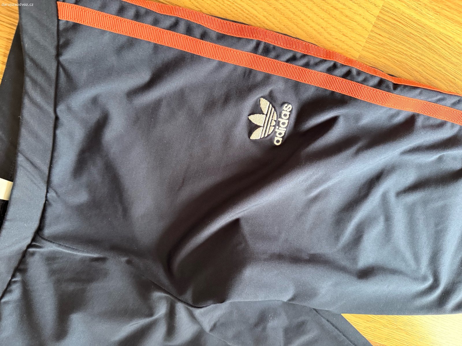 Daruji dámské sportovní legínyAdidas. Daruji dámské sportovní legíny Adidas Originals.

* Velikost 40 (EU) / M (viz štítek)
* Barva tmavě modrá s korálovými pruhy
* Délka cca 86 cm
* Nošené, zachovalý stav, bez děr

Někomu ještě určitě poslouží na sport i běžné nošení.