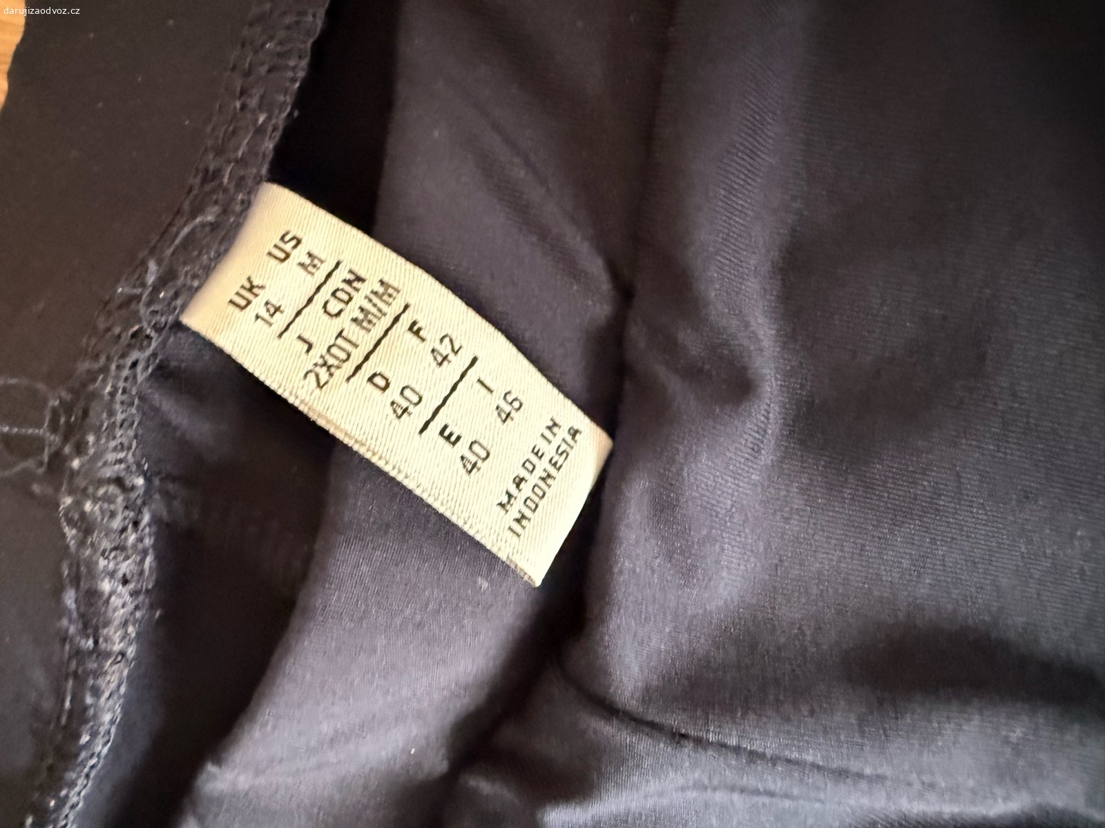 Daruji dámské sportovní legínyAdidas. Daruji dámské sportovní legíny Adidas Originals.

* Velikost 40 (EU) / M (viz štítek)
* Barva tmavě modrá s korálovými pruhy
* Délka cca 86 cm
* Nošené, zachovalý stav, bez děr

Někomu ještě určitě poslouží na sport i běžné nošení.