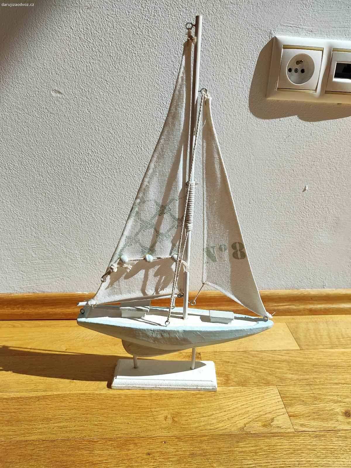 Daruji dekorativní plachetnici a stojánek na fotky. Plachetnice je asi 40 cm vysoká, poměrně křehká.

Stojánek 