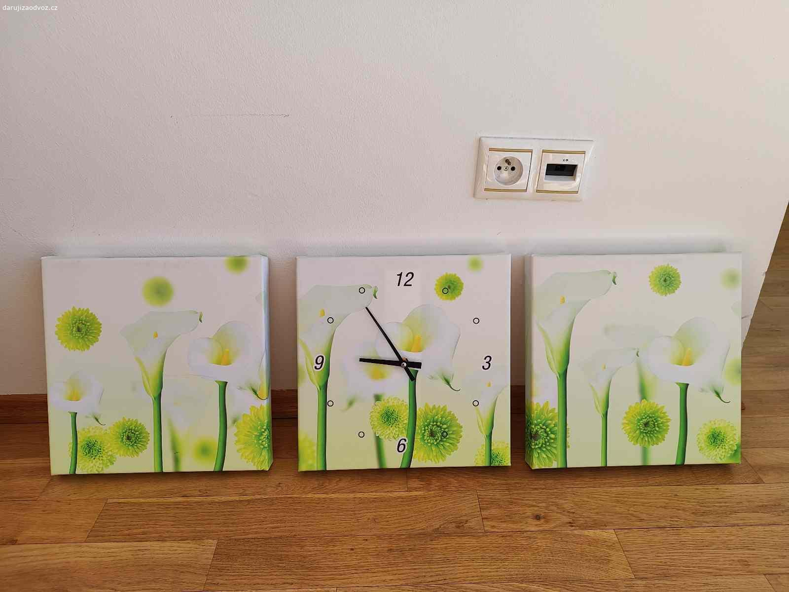 Daruji dekorativní sadu na zeď s hodinami. Jsou to tři stejné obrazce, jeden s hodinami. 
Jeden díl má 30 x 30 cm.