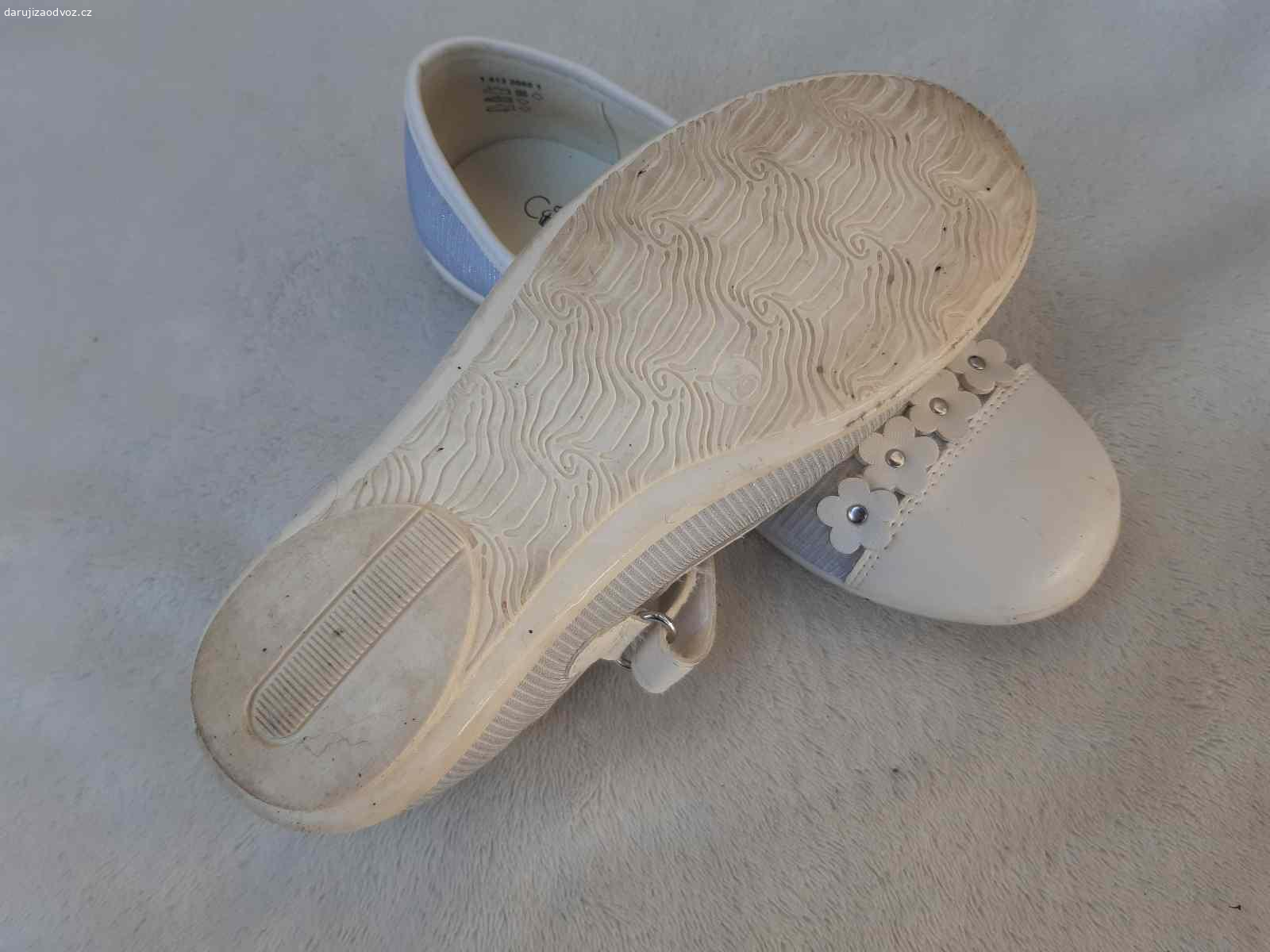 Daruji dětské baleríny. Daruji za odvoz nebo za poštovné nenošené dětské baleríny. Obuté jen 1x na družičkování. Velikost 29. Značka Cupcake Couture. Tvarovaná stélka.