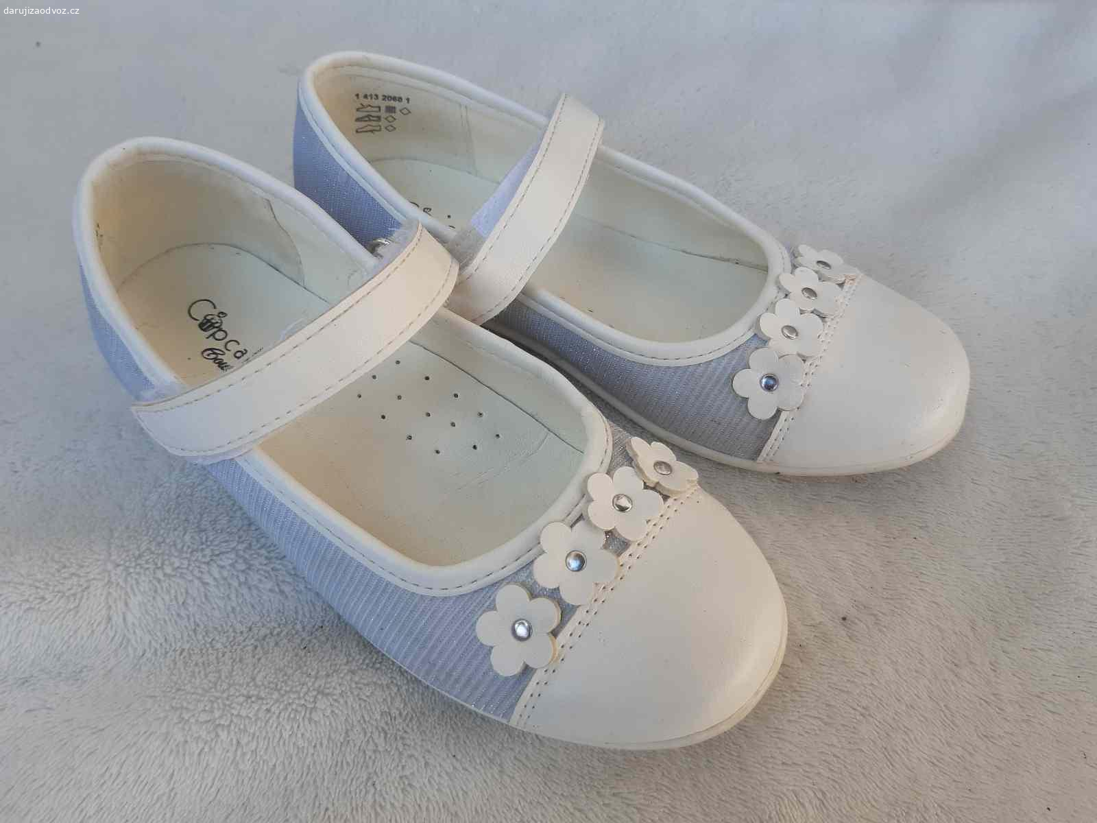 Daruji dětské baleríny. Daruji za odvoz nebo za poštovné nenošené dětské baleríny. Obuté jen 1x na družičkování. Velikost 29. Značka Cupcake Couture. Tvarovaná stélka.