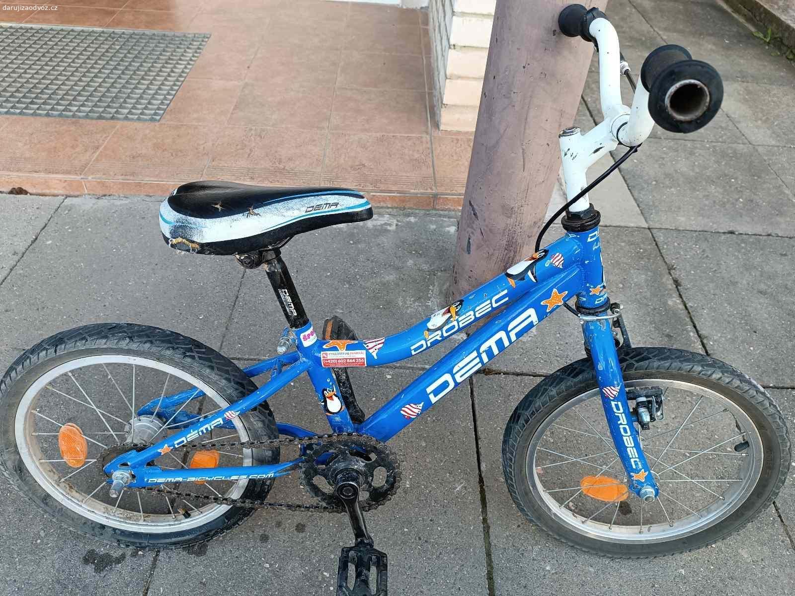 Daruji dětské kolo 14. Daruji dětské kolo, vel. 14 po dětech, už má něco za sebou, je odřené, tak spíš na dodělání ?, pro děti 3 až 5 let. Přední brzda není funkční, jen zadní. Brzdí se sešlápnutím dozadu.