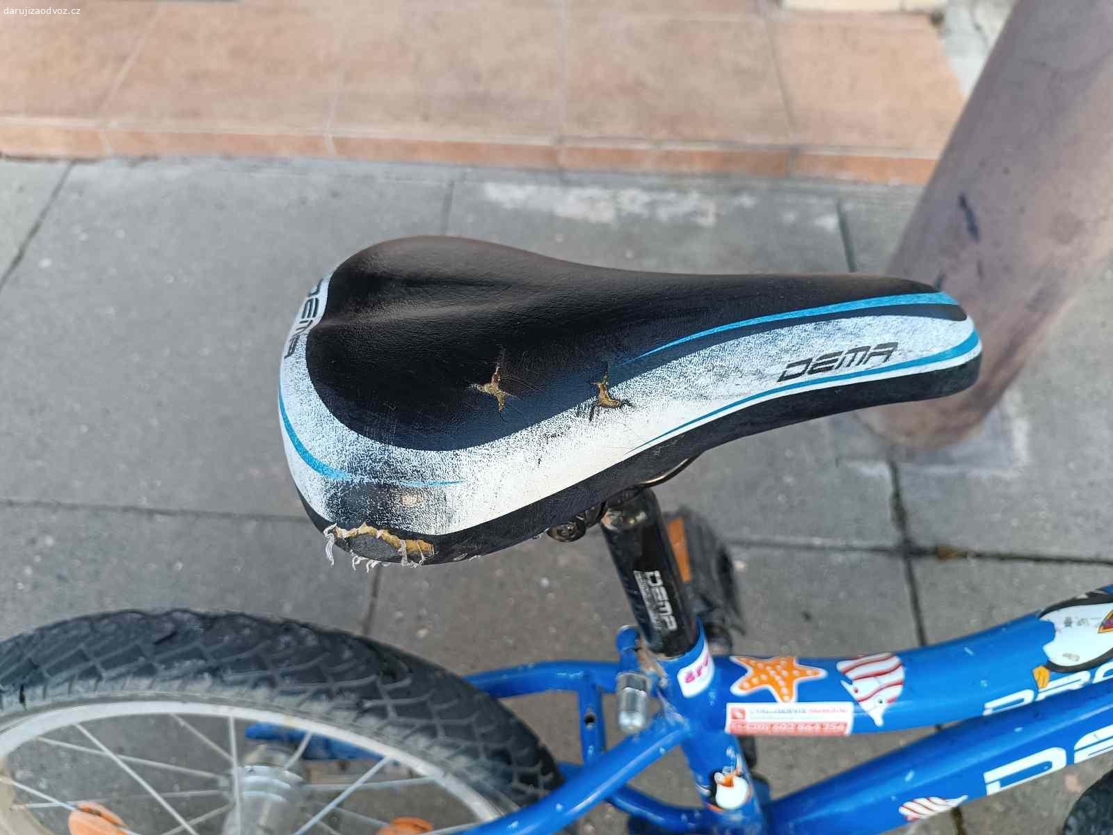 Daruji dětské kolo 14. Daruji dětské kolo, vel. 14 po dětech, už má něco za sebou, je odřené, tak spíš na dodělání ?, pro děti 3 až 5 let. Přední brzda není funkční, jen zadní. Brzdí se sešlápnutím dozadu.