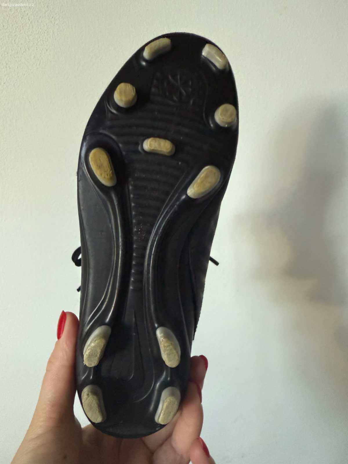 Daruji dětské kopačky vel 36. Daruji za odnos detske kopacky Nike, vel 36. Pouzivane, ale spis malo, bez vad.