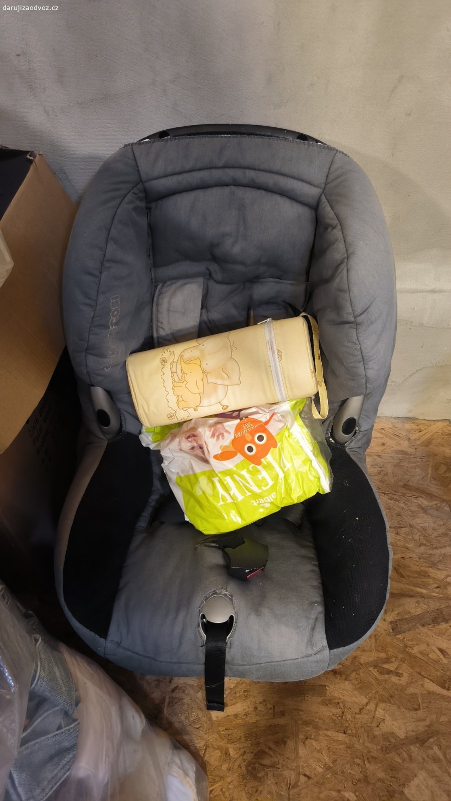 Dětské oblečení a další dětské věci. Daruji zdarma nebo za (čokoládu pro ženu) Dětské oblečení od miminka po starší, dále jídelní židly pro miminko, dětskou autosedačku,puzzle,pleny,lahvičky viz foto.
Jen lidem co to opravdu potřebují a jako celek.Nutné osobní vyzvednutí