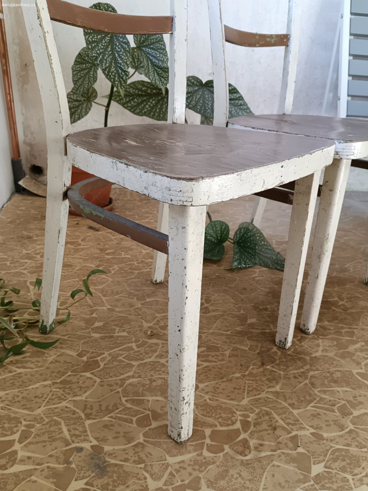 Daruji dětské židličky. Daruji za odvoz dřevěné dětské židličky. Vhodné k renovaci nebo jako retro dekorace. Celková výška 63 cm.