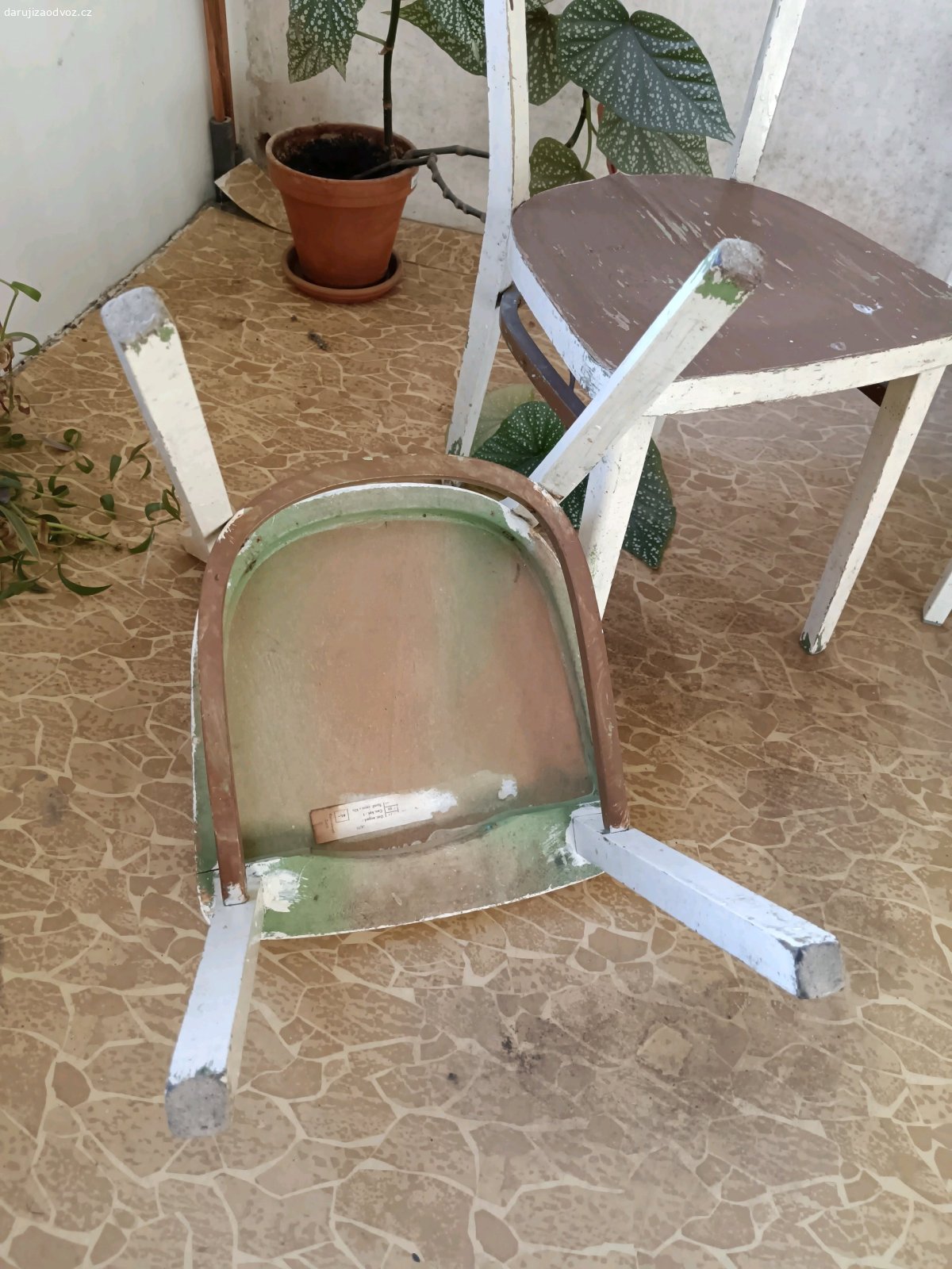 Daruji dětské židličky. Daruji za odvoz dřevěné dětské židličky. Vhodné k renovaci nebo jako retro dekorace. Celková výška 63 cm.