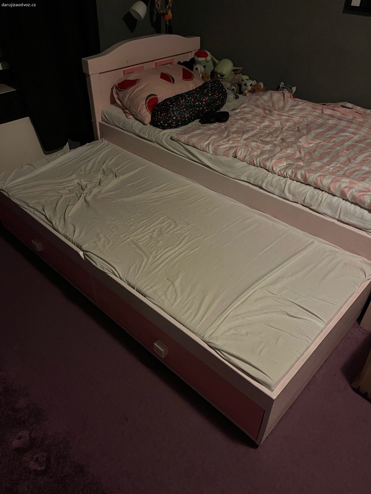 Daruji dětskou dívčí postel rozkládací. Daruji dívčí postel z masivu.
Je rozkládací - má ještě jedno menší lůžko ( ne v jedné rovině) a dva šuplíky. V dobrém stavu, jde na ni vidět používání avšak není rozbitá. Šuplíky trochu  zlobí.
Rozměr postele 210x100
Horní matrace 190x90
Spodní 185x80
Daruji bez matraci.
Pomohu rozložit, naložit.