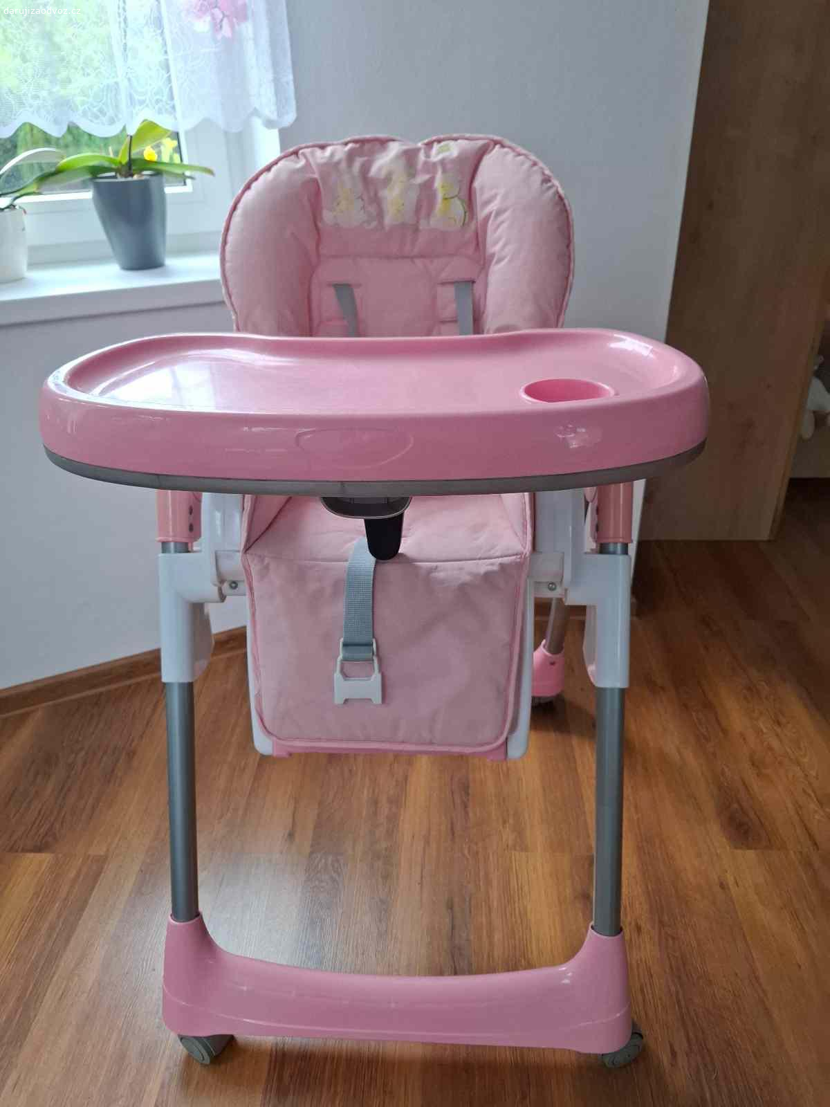 Dětská jídelní stolička. Vyměním za bonboniéru skládací růžovou dětskou jídelní stoličku po 2 dětech. Vhodná do 3 let. 
Rozměr v rozloženém stavu š x h x v : 58 x 72 x 100 cm.
Pouze osobní odběr, nikoliv přes kurýrní službu.