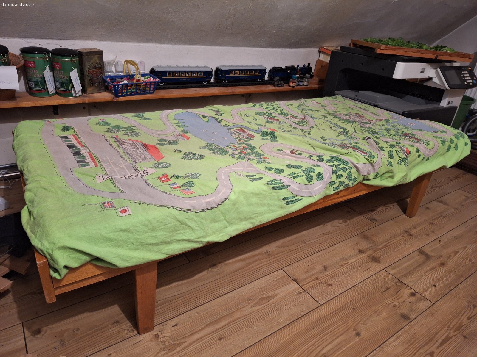 Daruji dětskou postel. Daruji za odvoz dětskou postel s matrací. Rozměry: 173 cm (matrace 170cm )x 80 cm.