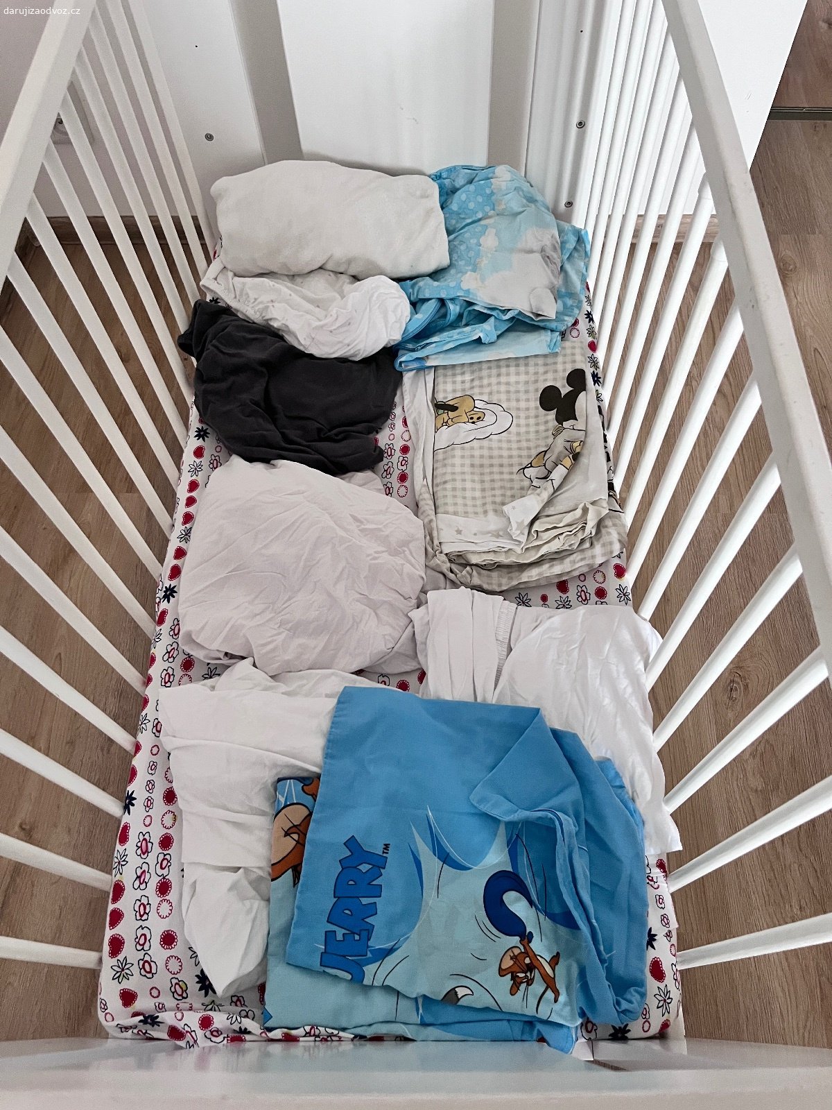 Daruji dětskou postýlku s matraci. Daruji postýlku s matraci, chráničem matrace, povlečení.. je po dvouch dětech. Takze kosmetika, kdyz se natře tak krasavice.
Praha Radotín
