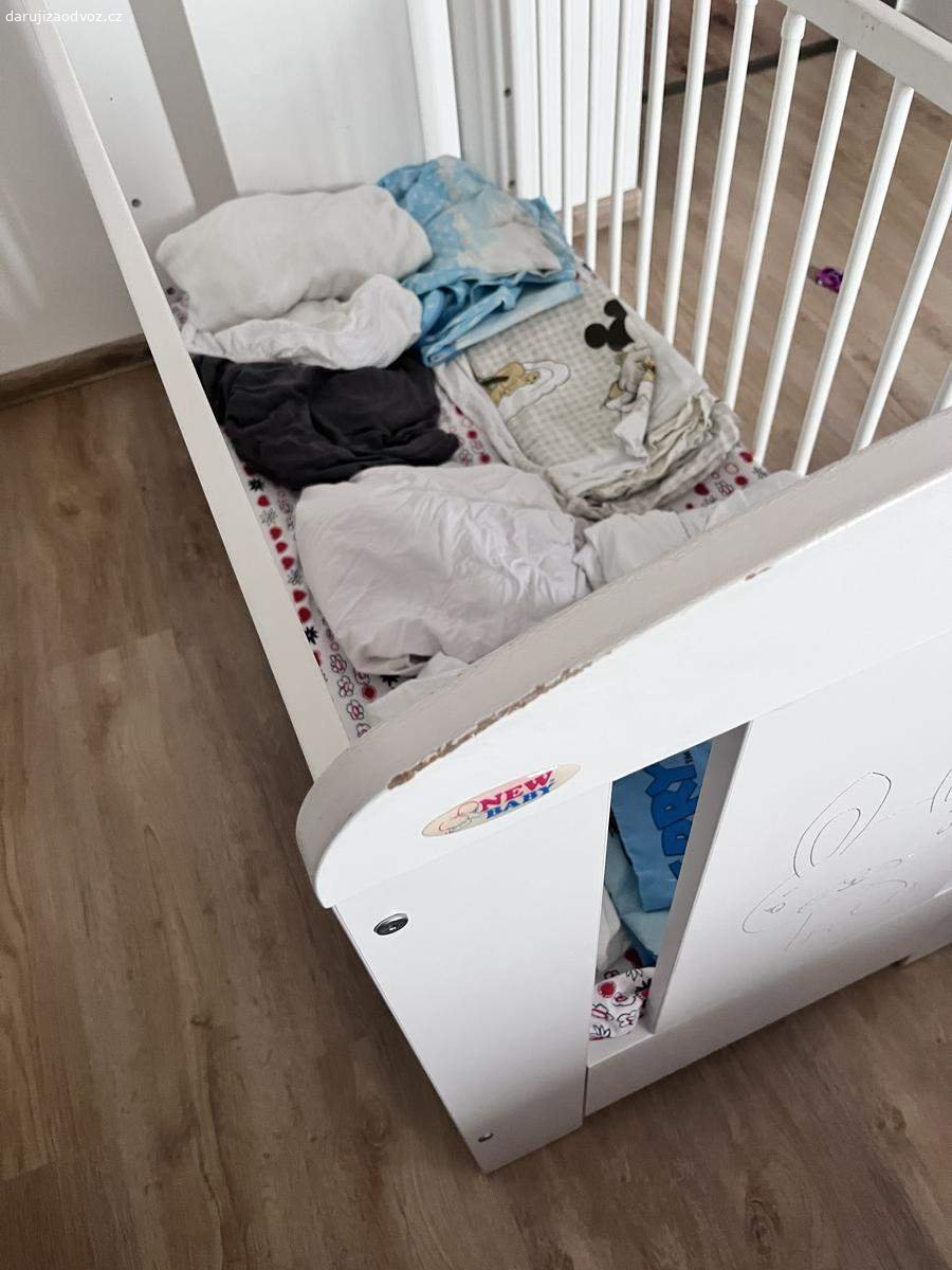 daruji dětskou postýlku. Daruji dětskou postýlku s matraci, ochranou matrace, prostěradla, povleceni. Je po dvouch dětech, když se natře, tak bude krasavice