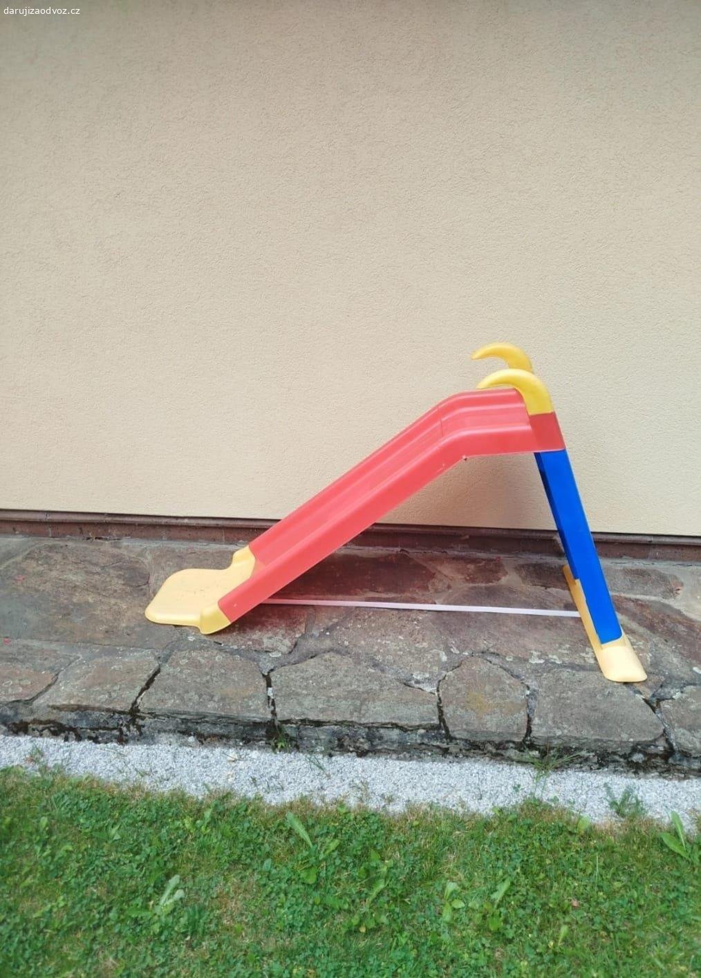 Daruji dětskou skluzavku. Daruji za odvoz dětskou skluzavku