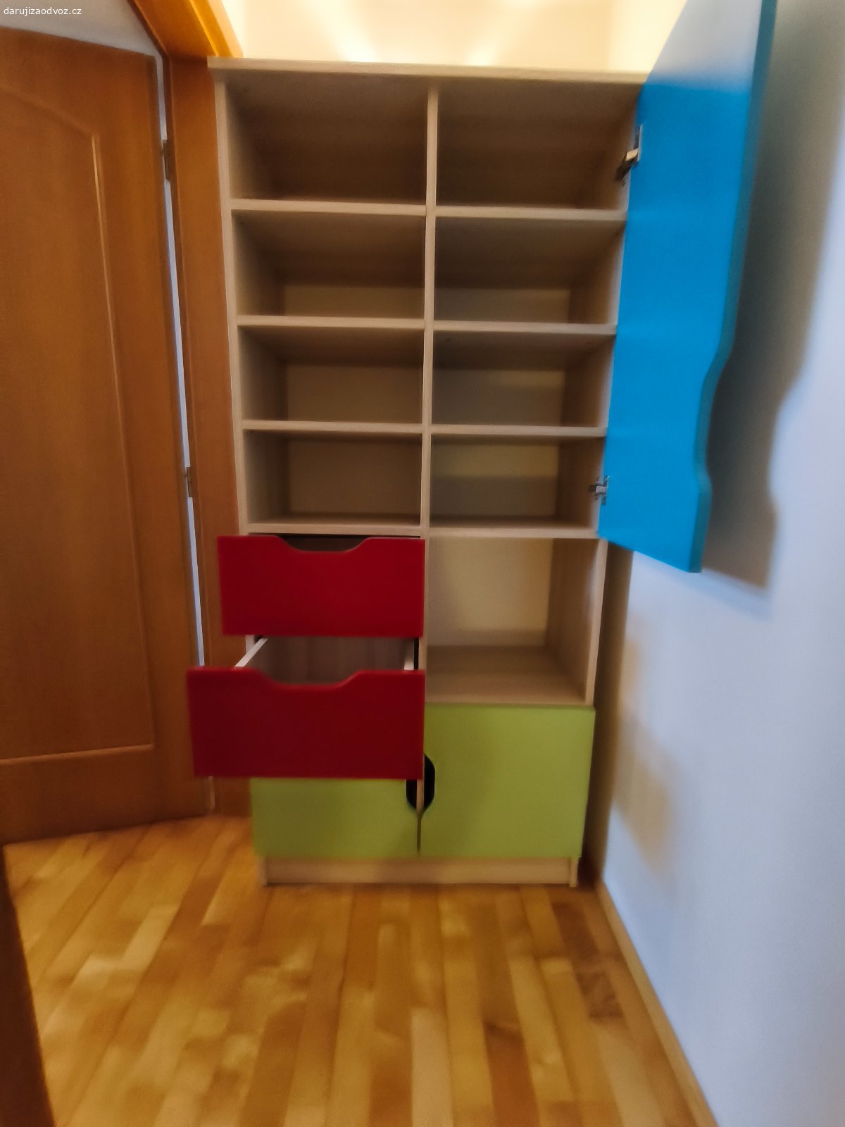 Daruji dětskou skříň. Top stav skříně. Děti odrostli. Je hodně těžka. Daruji za odvoz a odnos z patra. V domě je výtah. Budou potřeba dva silní muži.


Dětský regál COLOR - TYP E se vyznačuje vysokou kvalitou řemeslného zpracování, které zajišťují kvalitní lamino desky (18 mm). Hrany regálu jsou opatřeny abs/pvc materiálem pro větší bezpečnost a delší životnost. Skříň splňuje poslední designové trendy a lehce tak zapadne do libovolného moderního pokojíku Vašeho dítěte. Vytvořte pro Vaše dítě příjemné prostředí, ve kterém bude mít radost se učit a relaxovat. Získat nadstandardní úložný prostor a zároveň krásný designový nábytek nikdy nebylo jednodušší! Kvalitní regál udělá radost každému dítěti! Sestavte si snadno a rychle celý pokoj z jedné kolekce. V každé kolekci nabízíme mnoho různých typů jednotlivých částí pokojové sestavy.

Korpus nábytku můžete vybírat ze dvou oblíbených barev (bílá barva nebo jasan coimbra).



Rozměry:
šířka: 80 cm
výška: 177 cm
hloubka: 40 cm