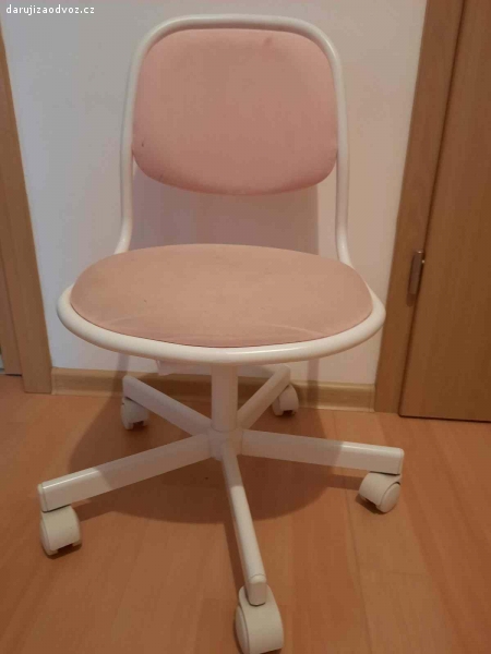 Daruji dětskou židli k psacímu stolu. Růžové polstrování, výškově stavitelná, otočná, bez područek, výrobce Ikea