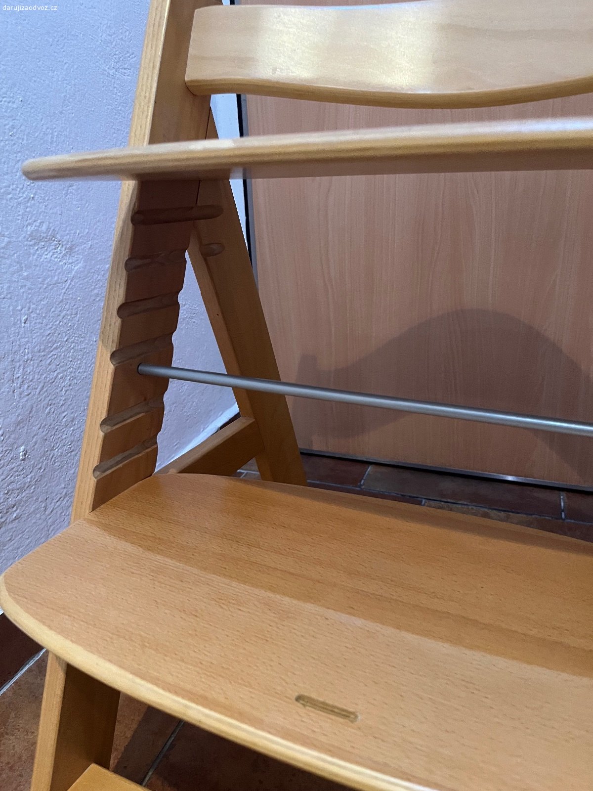 daruji dětskou židli ze dřeva. Daruji dětskou židli. Možnost nastavit délku dle věku.