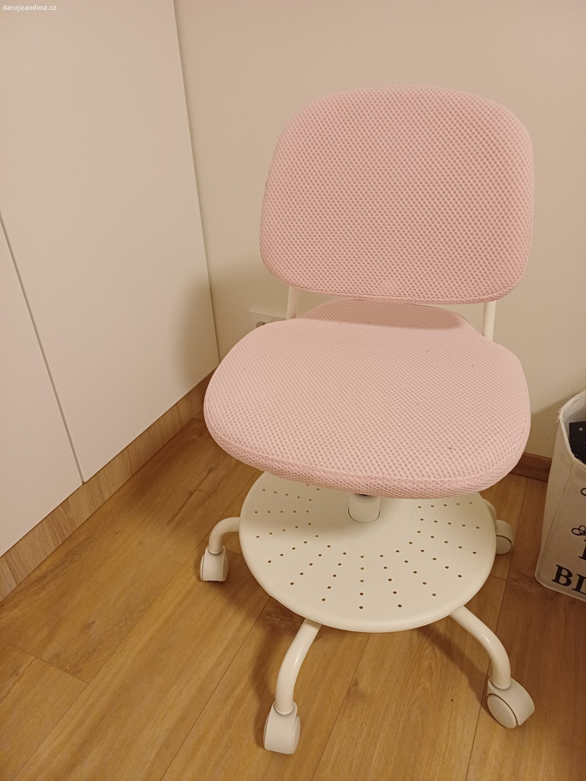 Daruji detskou zidli. Daruji detskou zidli Ikea, znamky opotrebeni, ale porad dobry stav