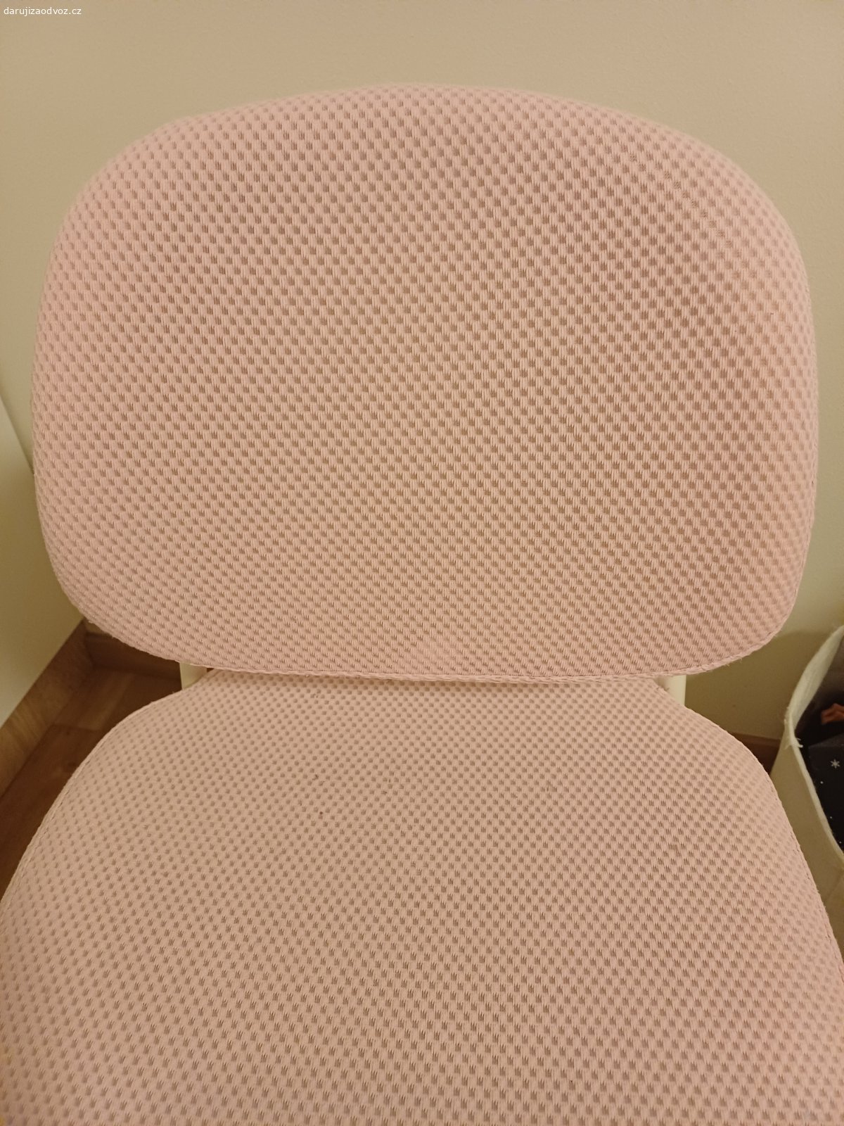 Daruji detskou zidli. Daruji detskou zidli Ikea, znamky opotrebeni, ale porad dobry stav