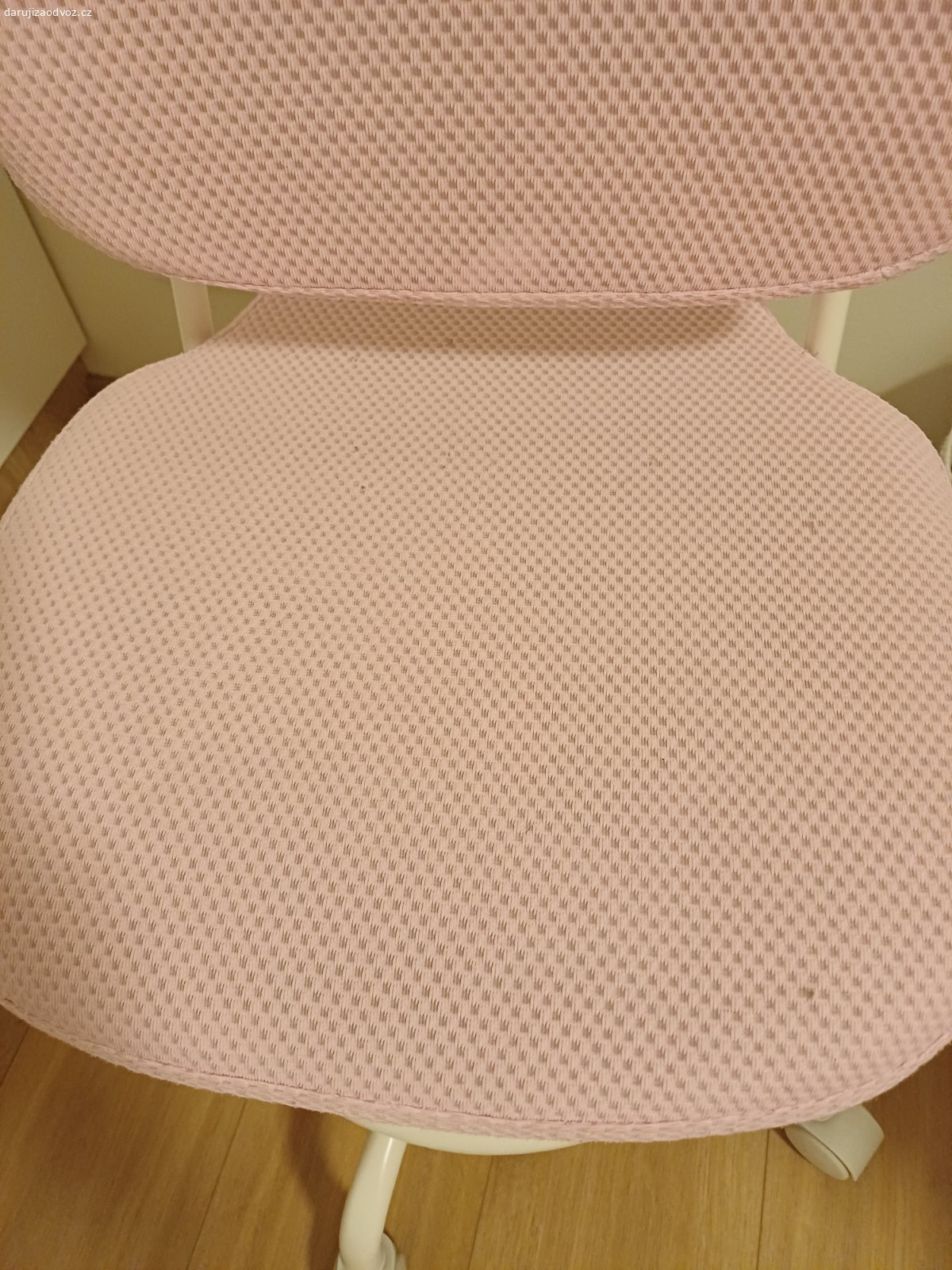 Daruji detskou zidli. Daruji detskou zidli Ikea, znamky opotrebeni, ale porad dobry stav