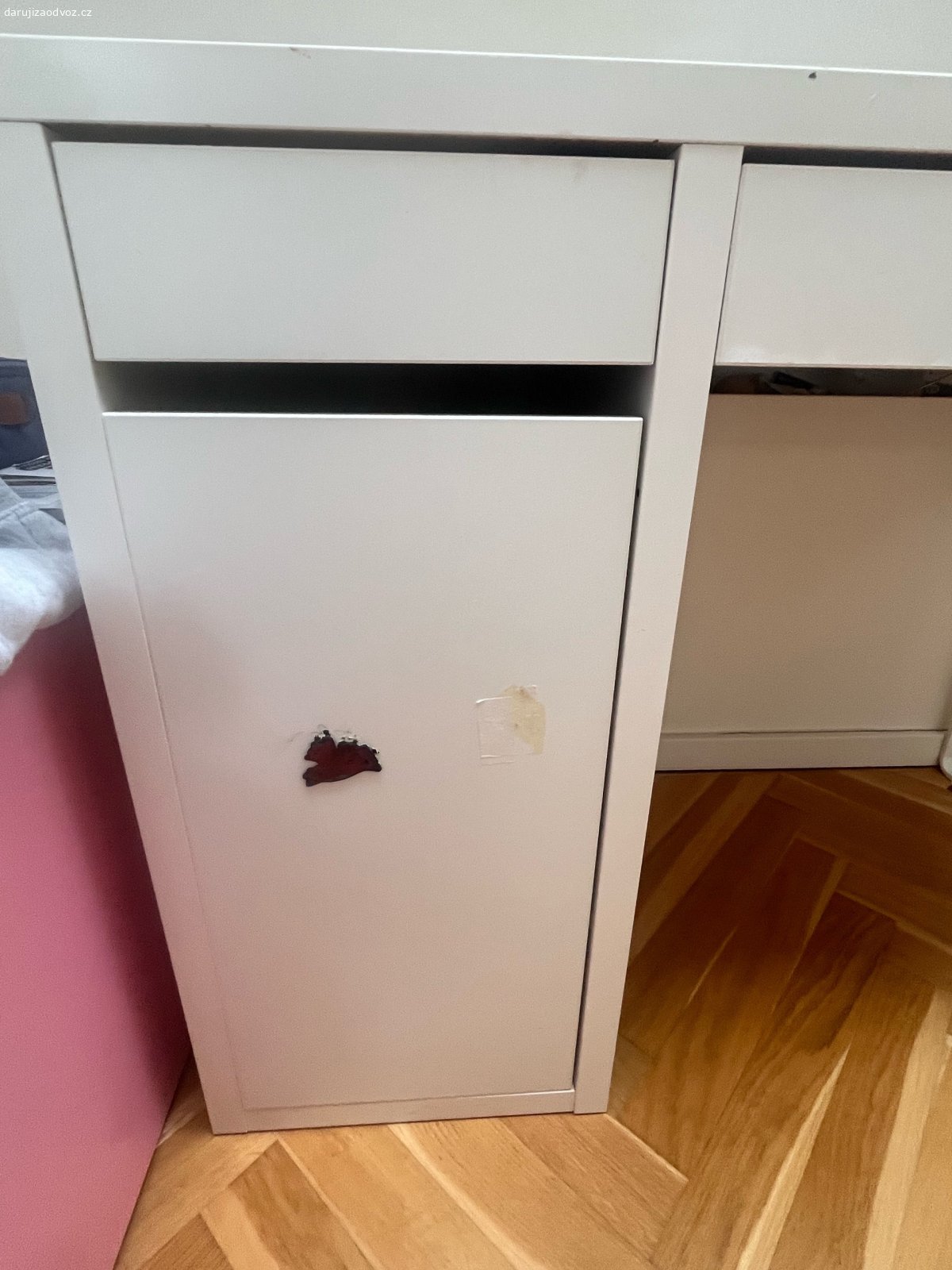 daruji detsky bily psaci stul. bily detsky psaci stul ikea, ve velmi dobrem stavu.