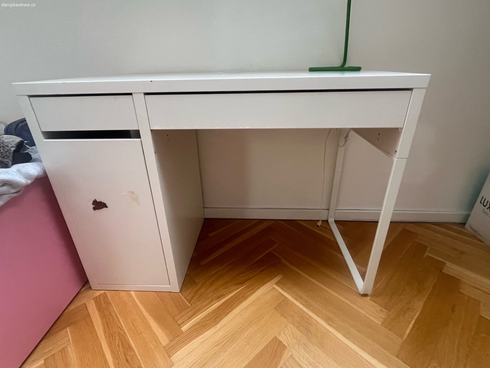 daruji detsky bily psaci stul. bily detsky psaci stul ikea, ve velmi dobrem stavu.