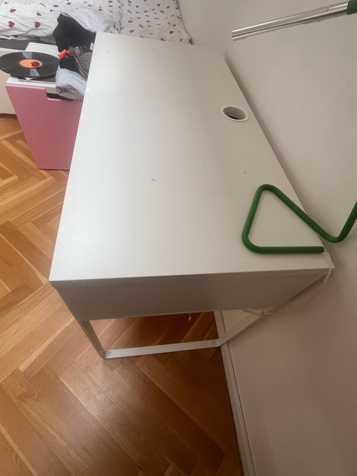 daruji detsky bily psaci stul. bily detsky psaci stul ikea, ve velmi dobrem stavu.