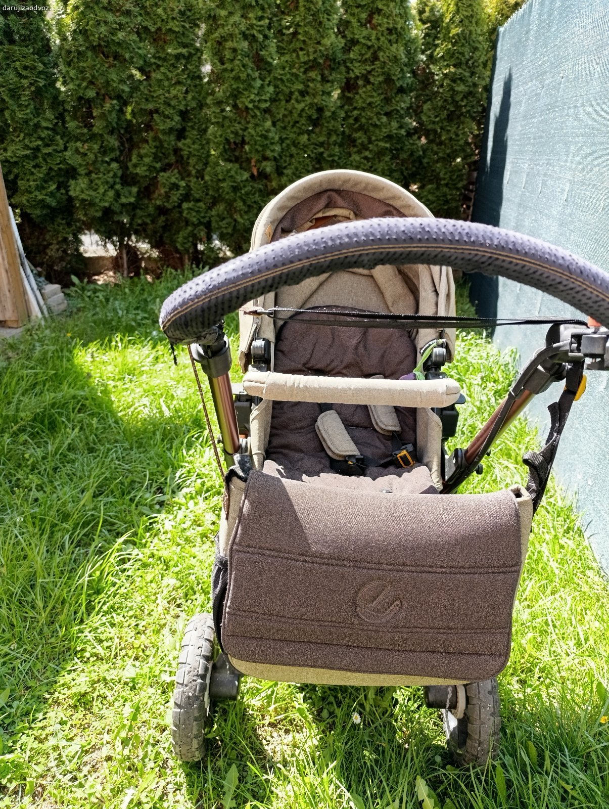 Daruji dětský kočárek Jané. Daruji dětský kočárek značky Jané , hnědá barva, po více dětech