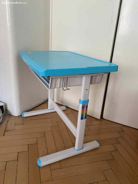 Daruji dětský polohovací stolek. Dětský stolek s výškovým nastavením a možným náklonem. Kovová konstrukce. Rozměry 65 x 45, výška nastavitelná.