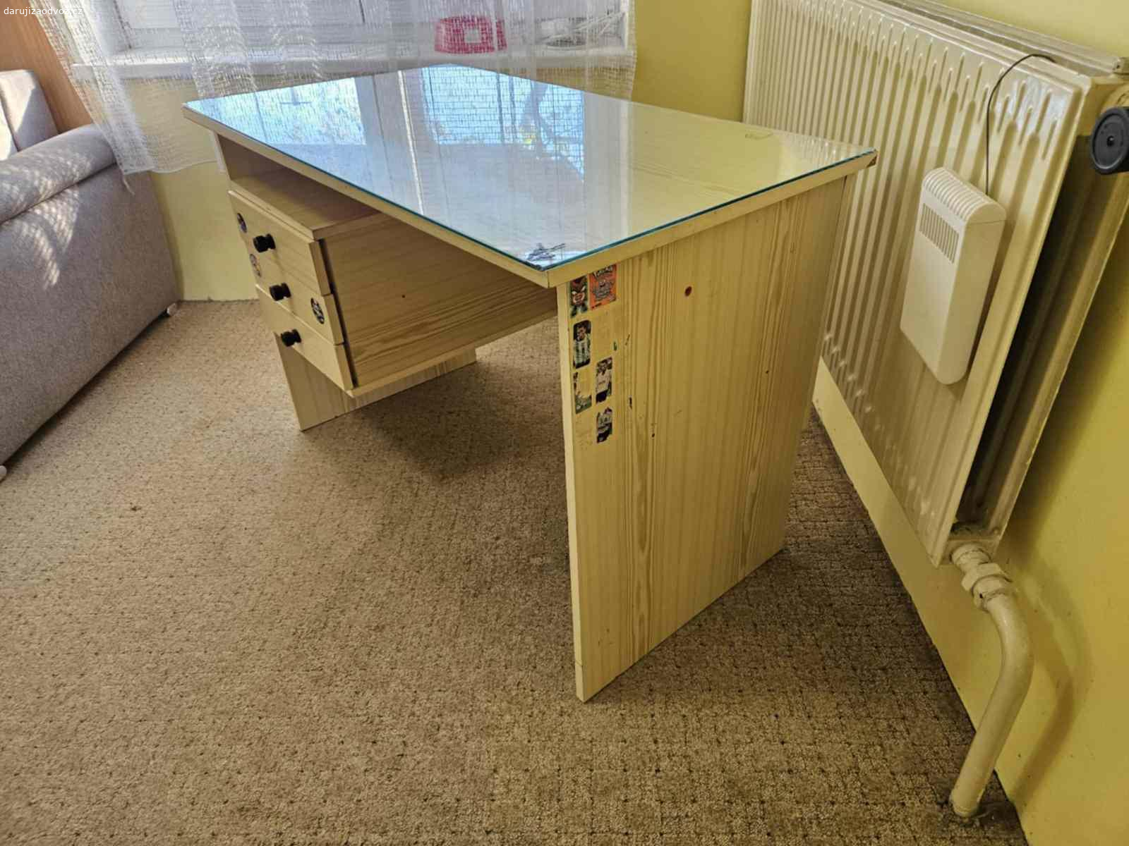 Daruji dětský psací stůl. Starší, použitý, sklo na desku.