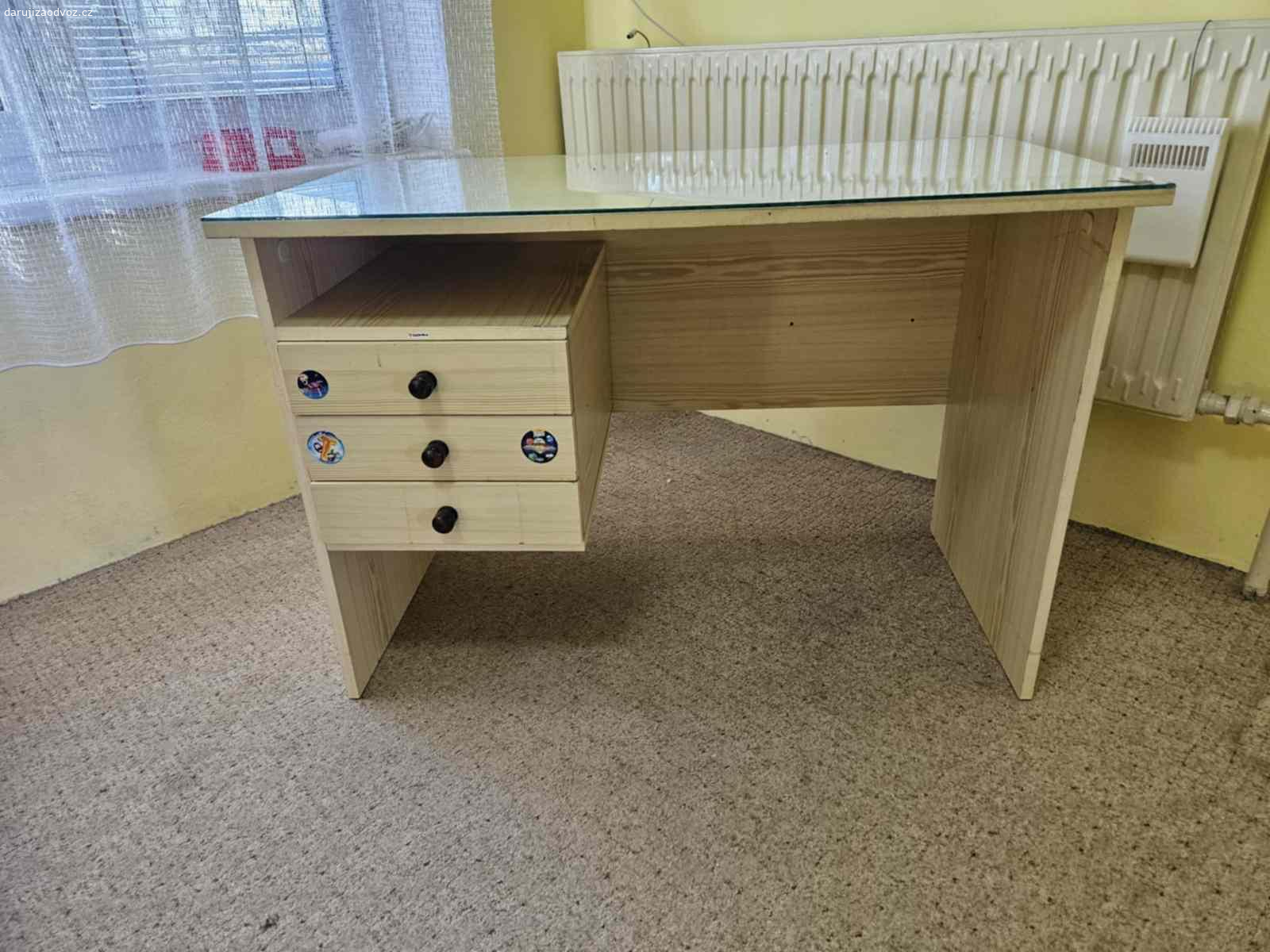 Daruji dětský psací stůl. Starší, použitý, sklo na desku.