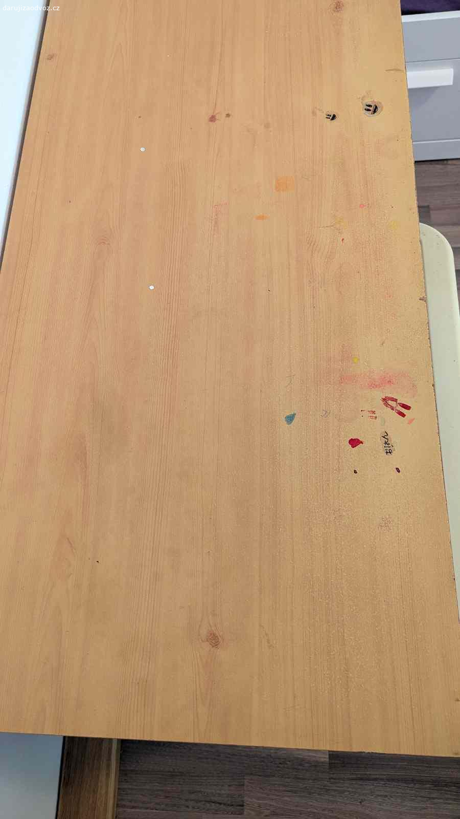 Daruji dětský psací stůl. Daruji za odvoz dětský psací stůl. 
Má trochu popsanou pracovní desku (viz fotky), ale je pořád plně funkční.
K vyzvednutí ideálně co nejdříve.