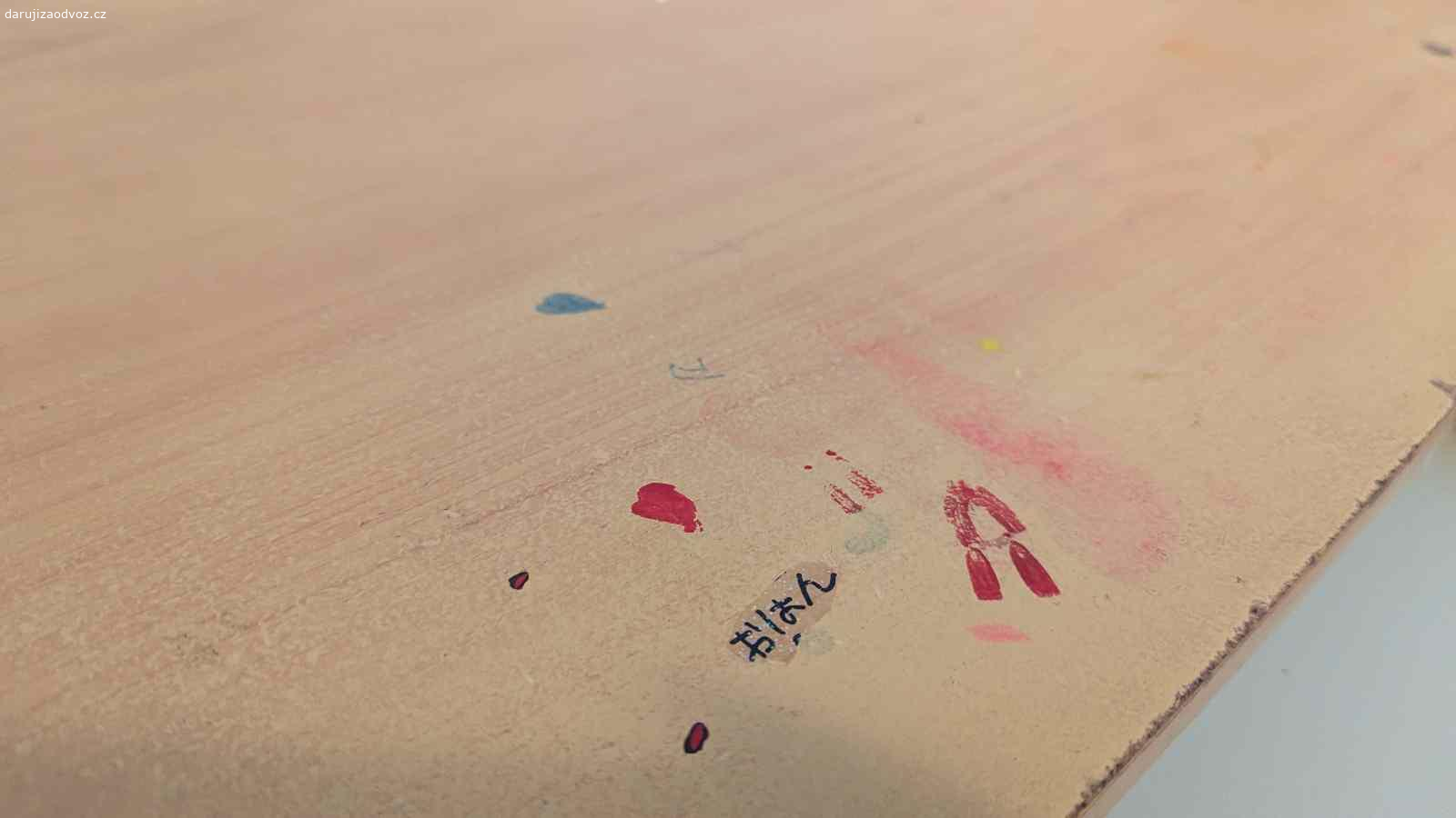 Daruji dětský psací stůl. Daruji za odvoz dětský psací stůl. 
Má trochu popsanou pracovní desku (viz fotky), ale je pořád plně funkční.
K vyzvednutí ideálně co nejdříve.