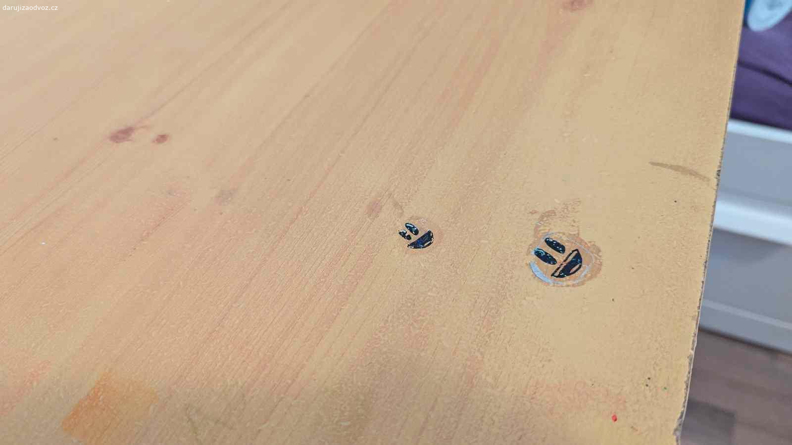 Daruji dětský psací stůl. Daruji za odvoz dětský psací stůl. 
Má trochu popsanou pracovní desku (viz fotky), ale je pořád plně funkční.
K vyzvednutí ideálně co nejdříve.