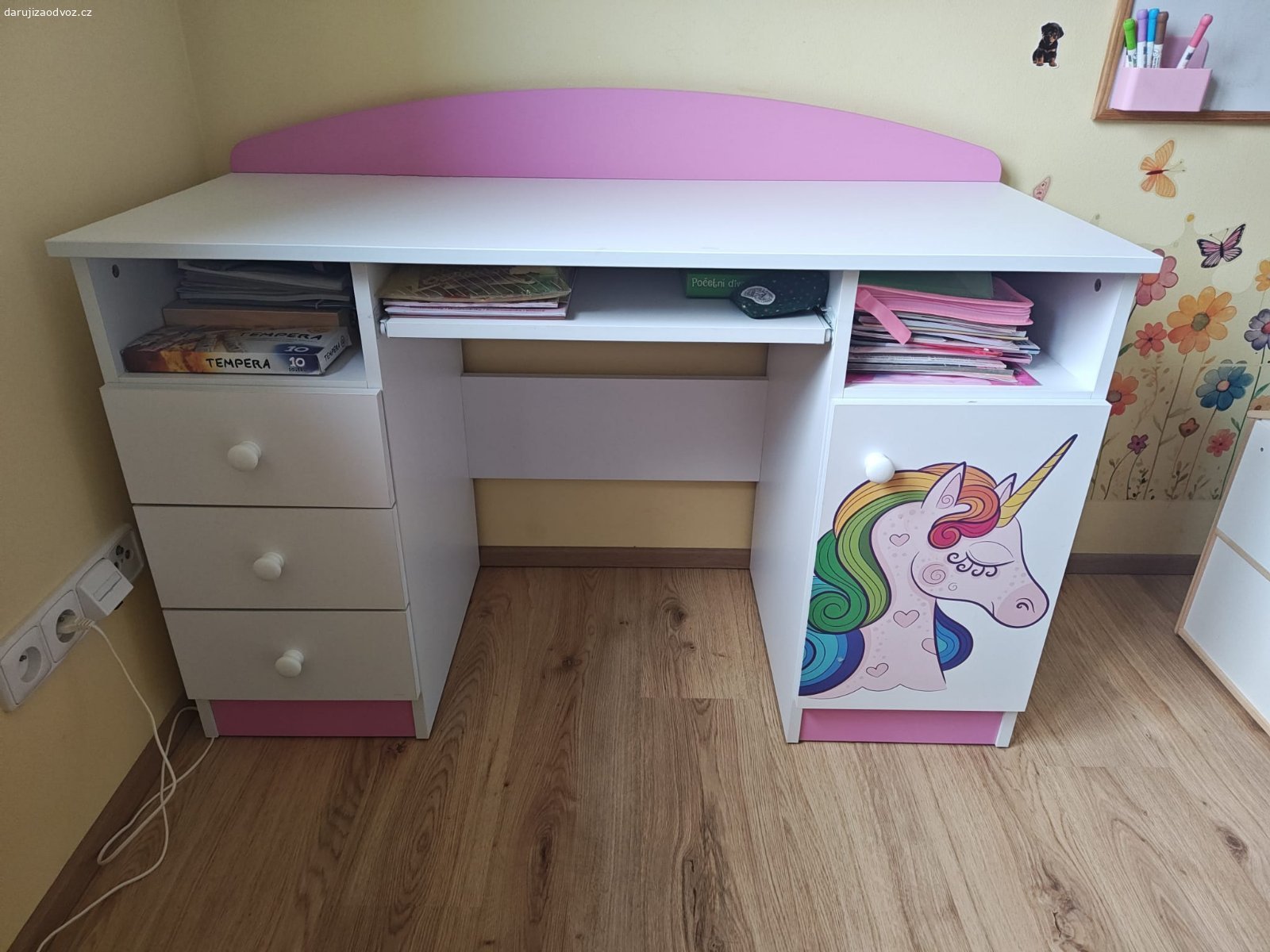 Daruji dětský psací stůl. rozměry 120x50x74, dobrý stav. Edit: do pondělí 25. 5. zamluvený.