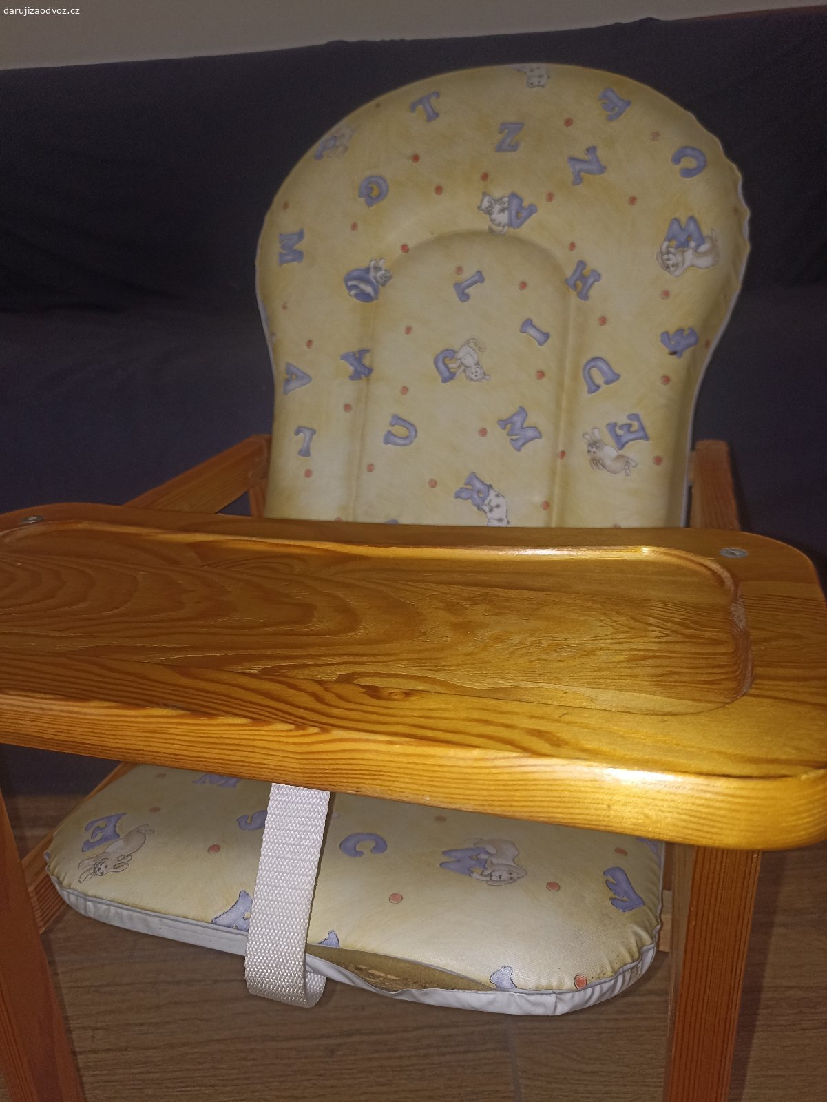 Daruji dětský stolek se židličkou. Daruji dětský stolek se židličkou, použitelné, povolený šev potahu je vidět na fotce. Nabízím další dětskou výbavu.