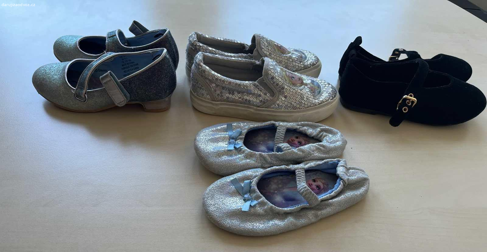 Daruji divci botičky vel.27. Různé boticky pro slecnu. Vel. 27
Mohu i zaslat. Jen celek ne jednotlive.
K vyzvednuti v Michli po - ct, 9-16 hod!