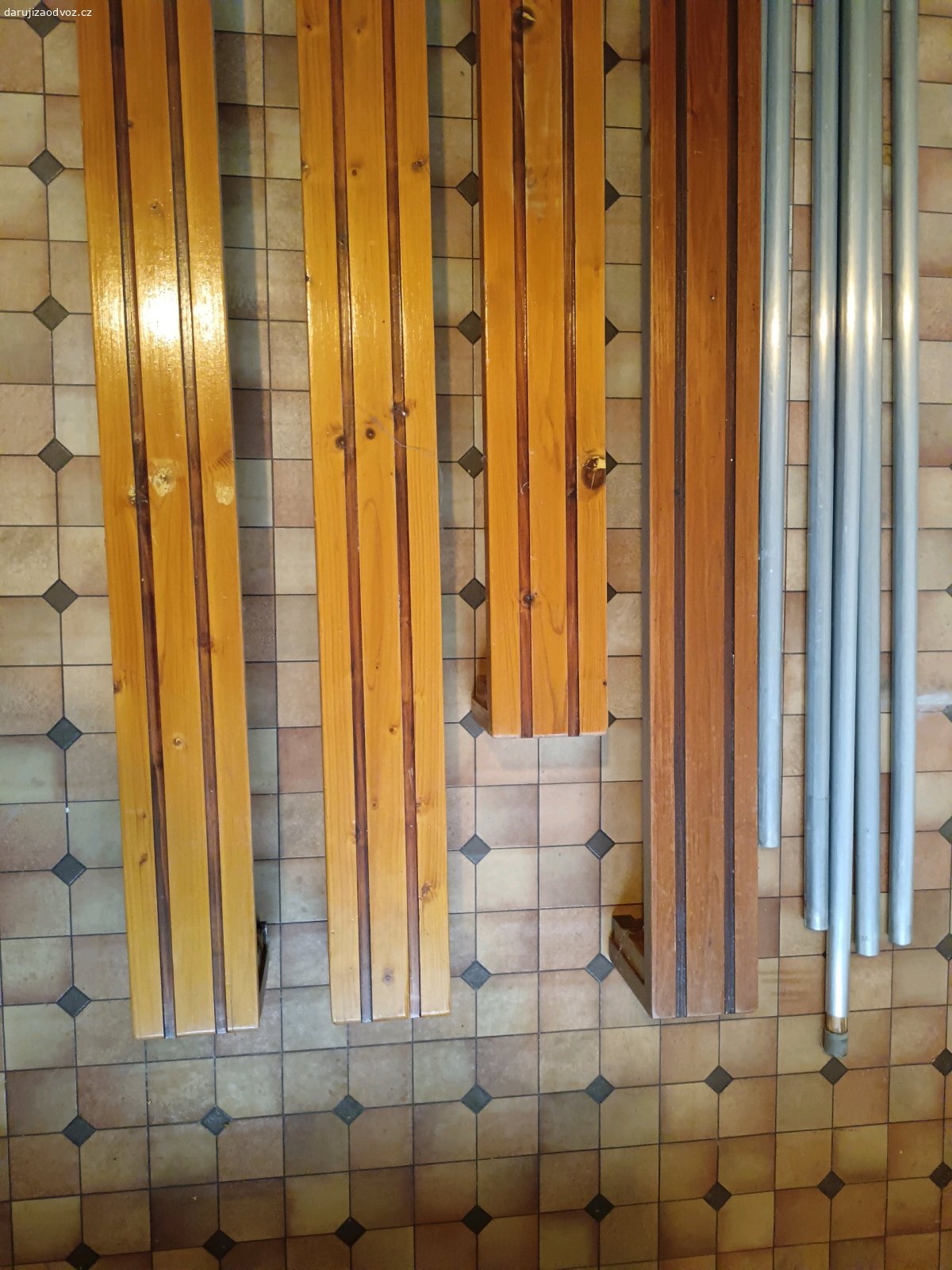 Daruji dřevěné garnýže. Daruji za odvoz starší dřevěné garnýže, včetně hliníkových tyček. 2x délka 234 cm, 1x délka 196,5 cm, 1x délka 222 cm. Výška je 10 cm. K vyzvednutí ve Fryčovicích.