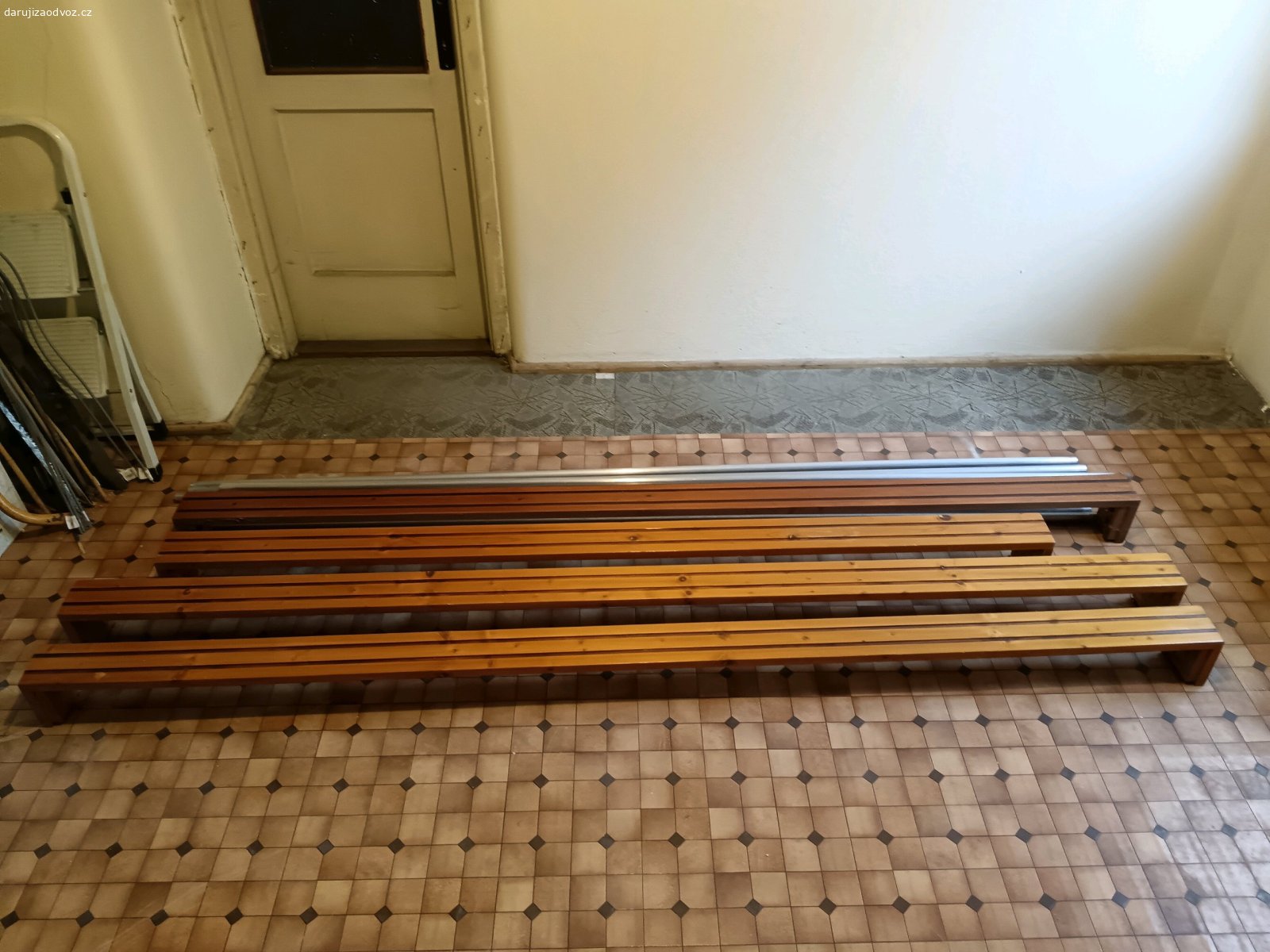 Daruji dřevěné garnýže. Daruji za odvoz starší dřevěné garnýže, včetně hliníkových tyček. 2x délka 234 cm, 1x délka 196,5 cm, 1x délka 222 cm. Výška je 10 cm. K vyzvednutí ve Fryčovicích.
