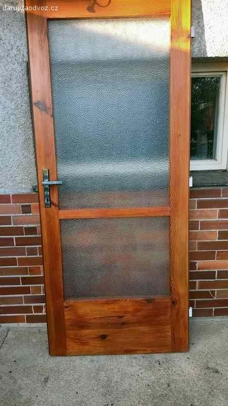 Daruji  dřevěné,prosklené dveře ,,levé,,. Dveře  prosklené,přírodní barva..levé,, klasická kovová zárubeň v dobrém stavu.