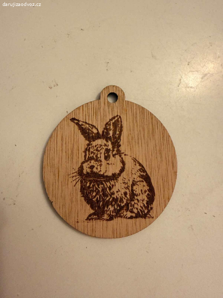 Daruji dřevěnou ozdobu s králíčkem