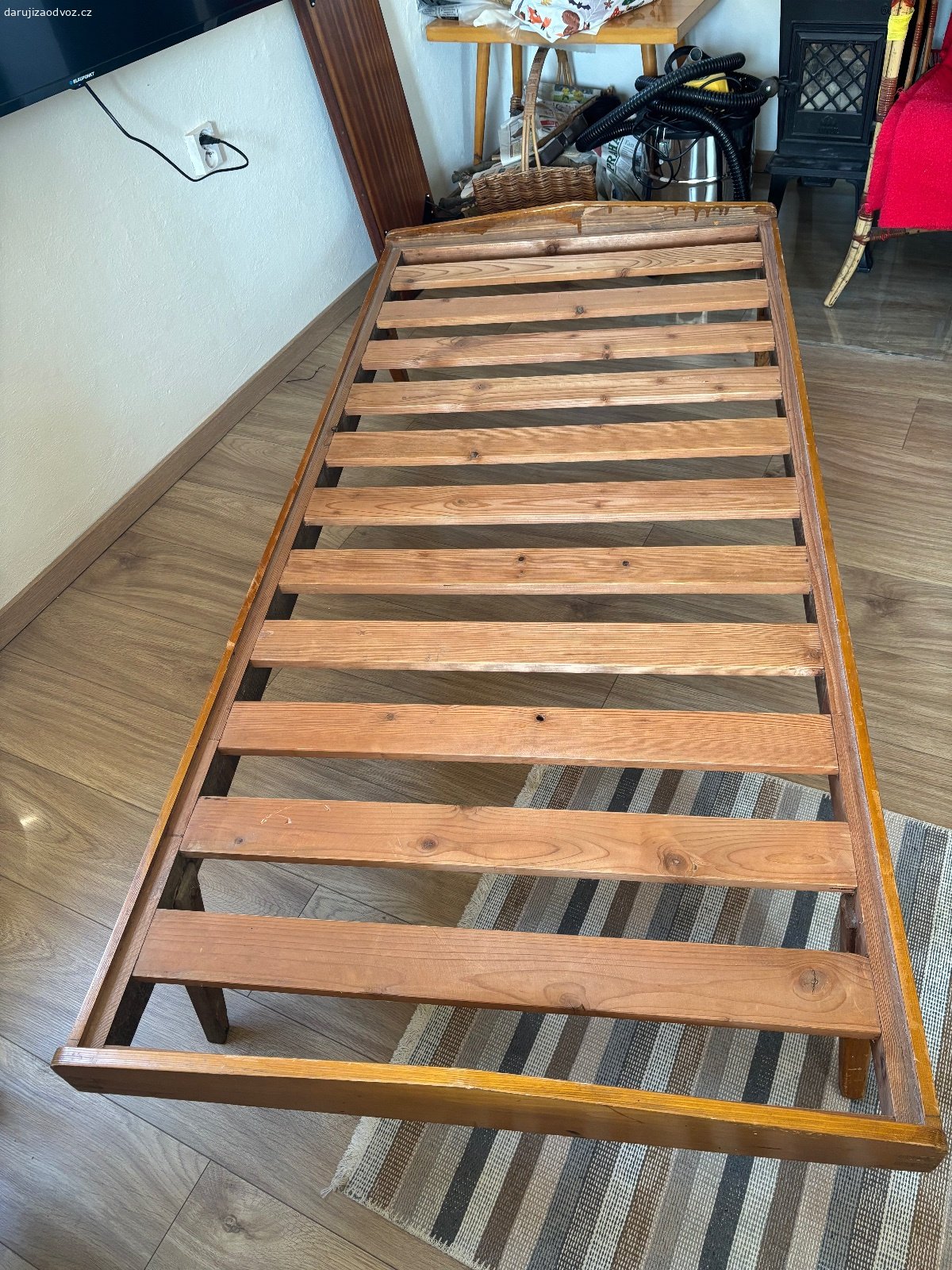 Daruji dřevěnou postel. Daruji dřevěnou postel. Je pevná a lehká na přenášení.

Pro matraci o rozměrech 185*85 cm. 

Rozměry postele 189*39*89 cm.
