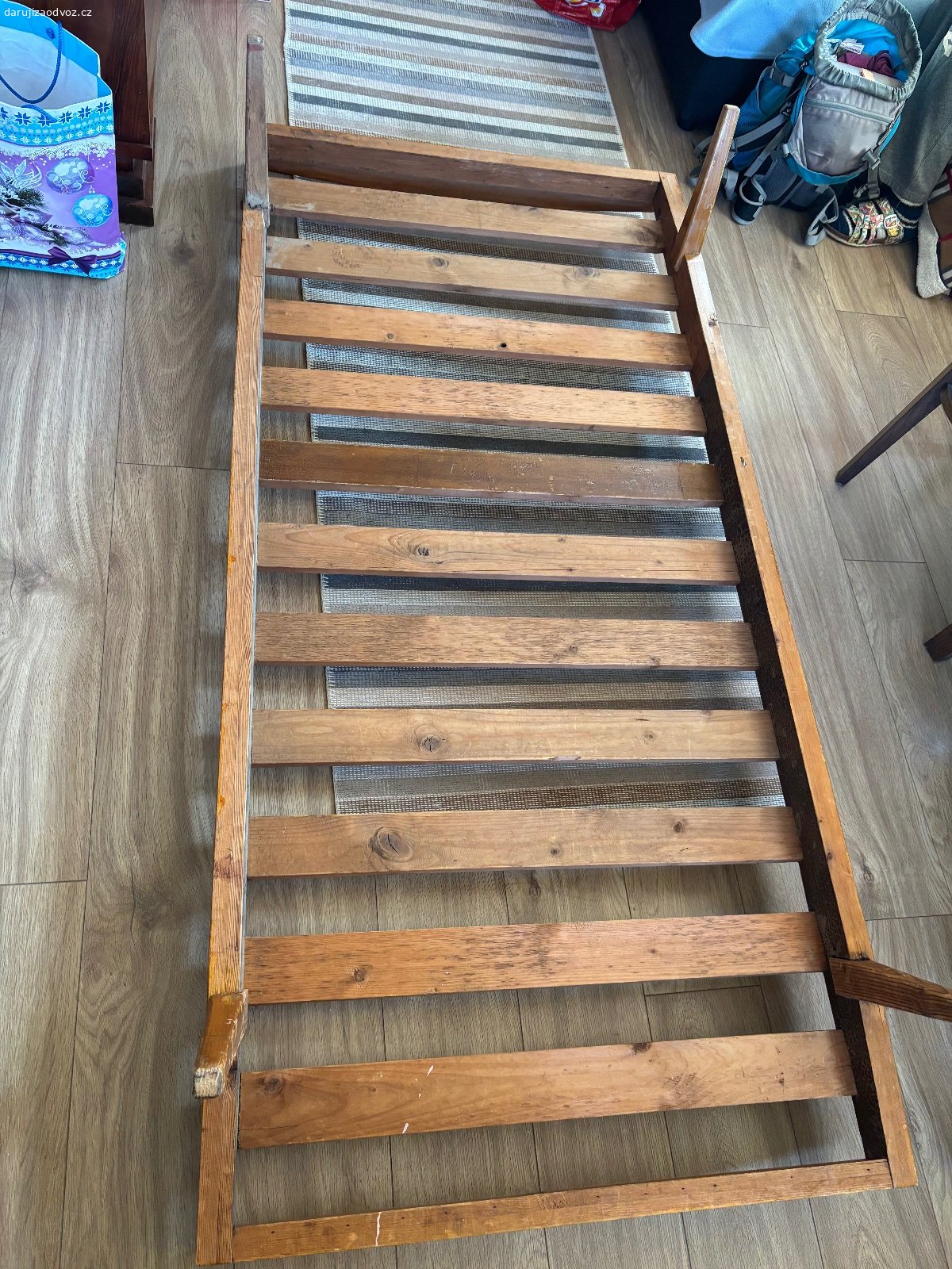 Daruji dřevěnou postel. Daruji dřevěnou postel. Je pevná a lehká na přenášení.

Pro matraci o rozměrech 185*85 cm. 

Rozměry postele 189*39*89 cm.