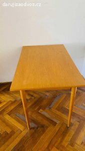 Daruji dřevěný jídelní stůl