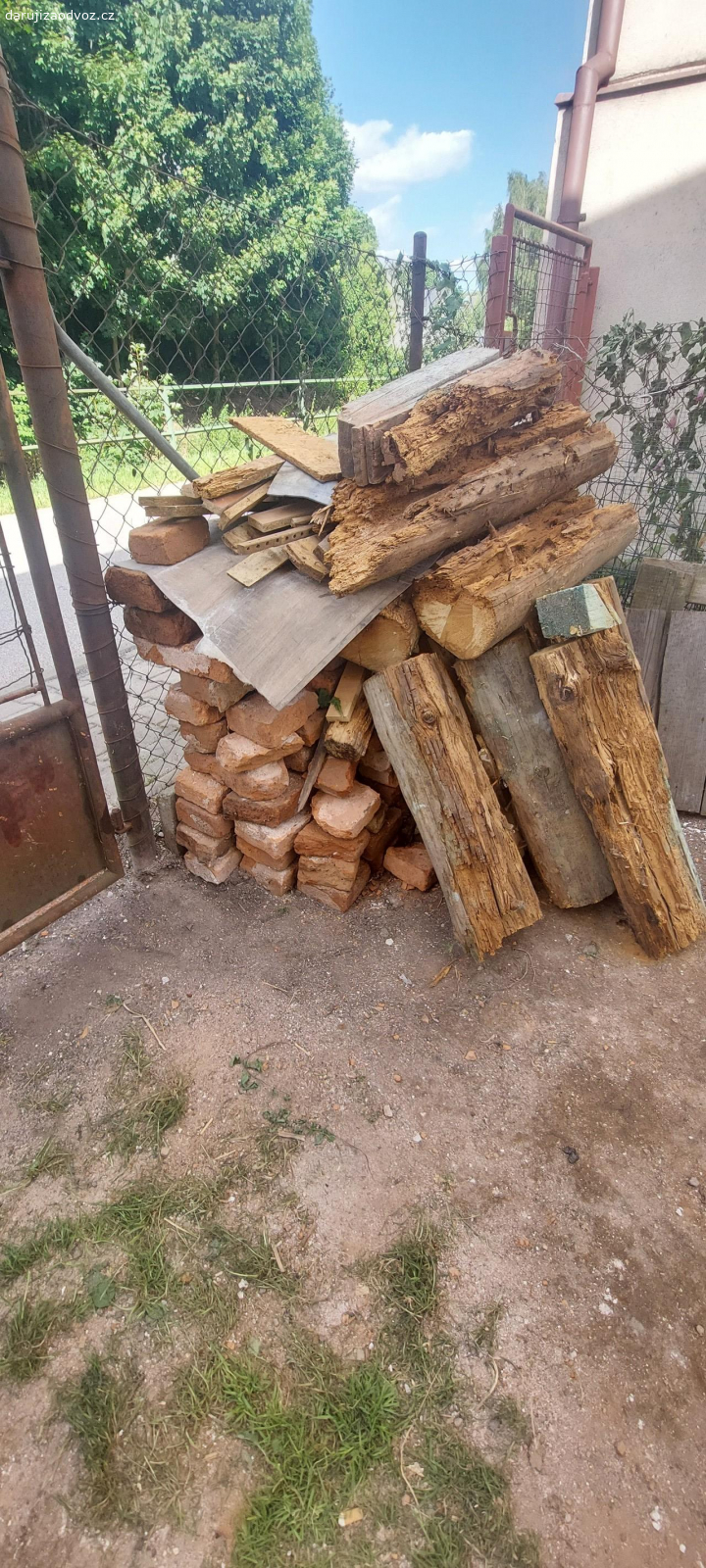 Daruji dřevo a cihly. Za odvoz....