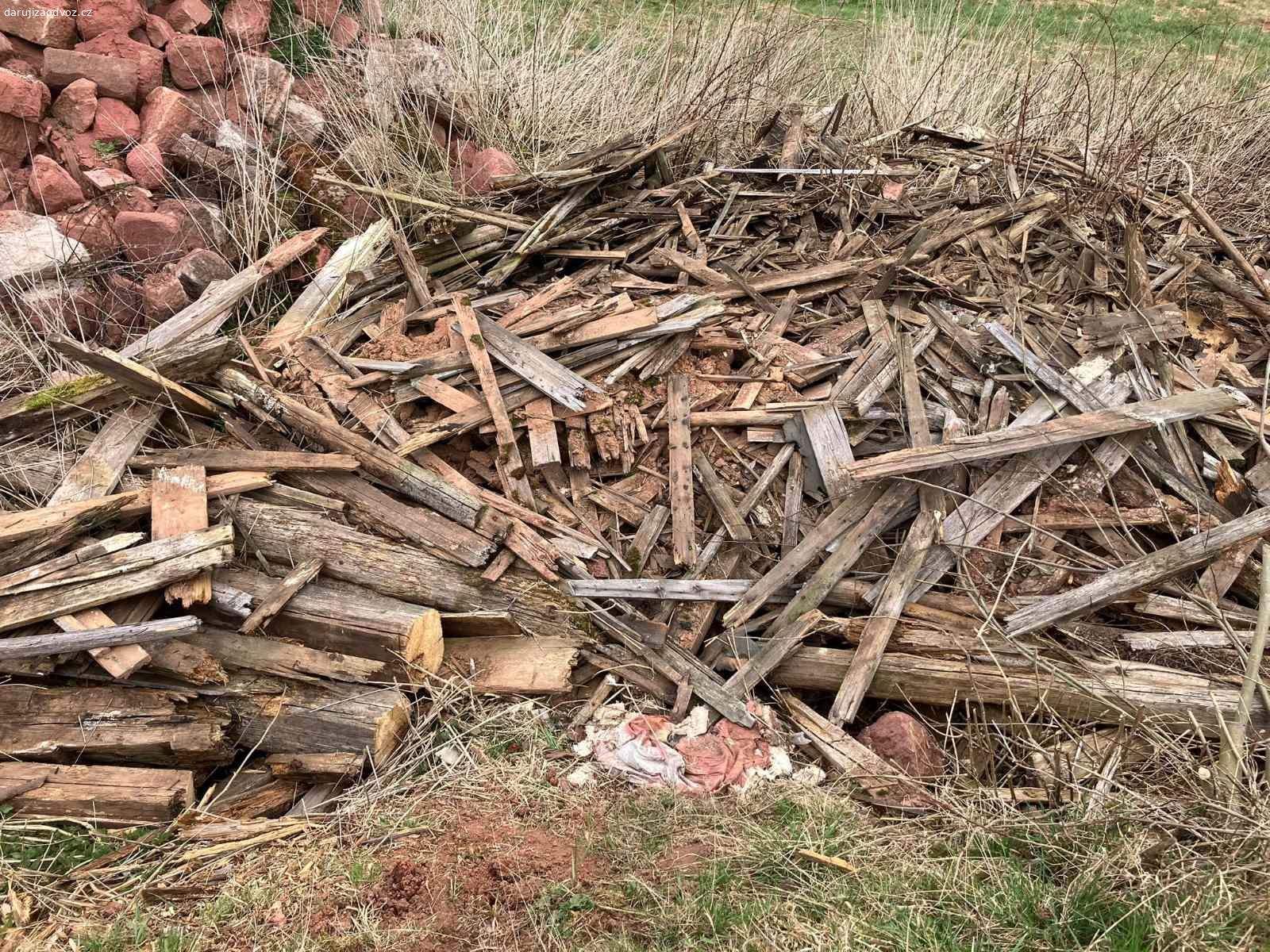 Daruji dřevo. Daruji dřevo za odvoz. Jsou to prkna a trámy ze staré stodoly. Ke dřevu je dobrý přístup ze silnice, nebo po přilehlé louce.  Nachází se v obci Bukovina u Čisté, na parcele č. 580/1. V případě zájmu mne, prosím, kontaktujte telefonicky, nebo na mailu.