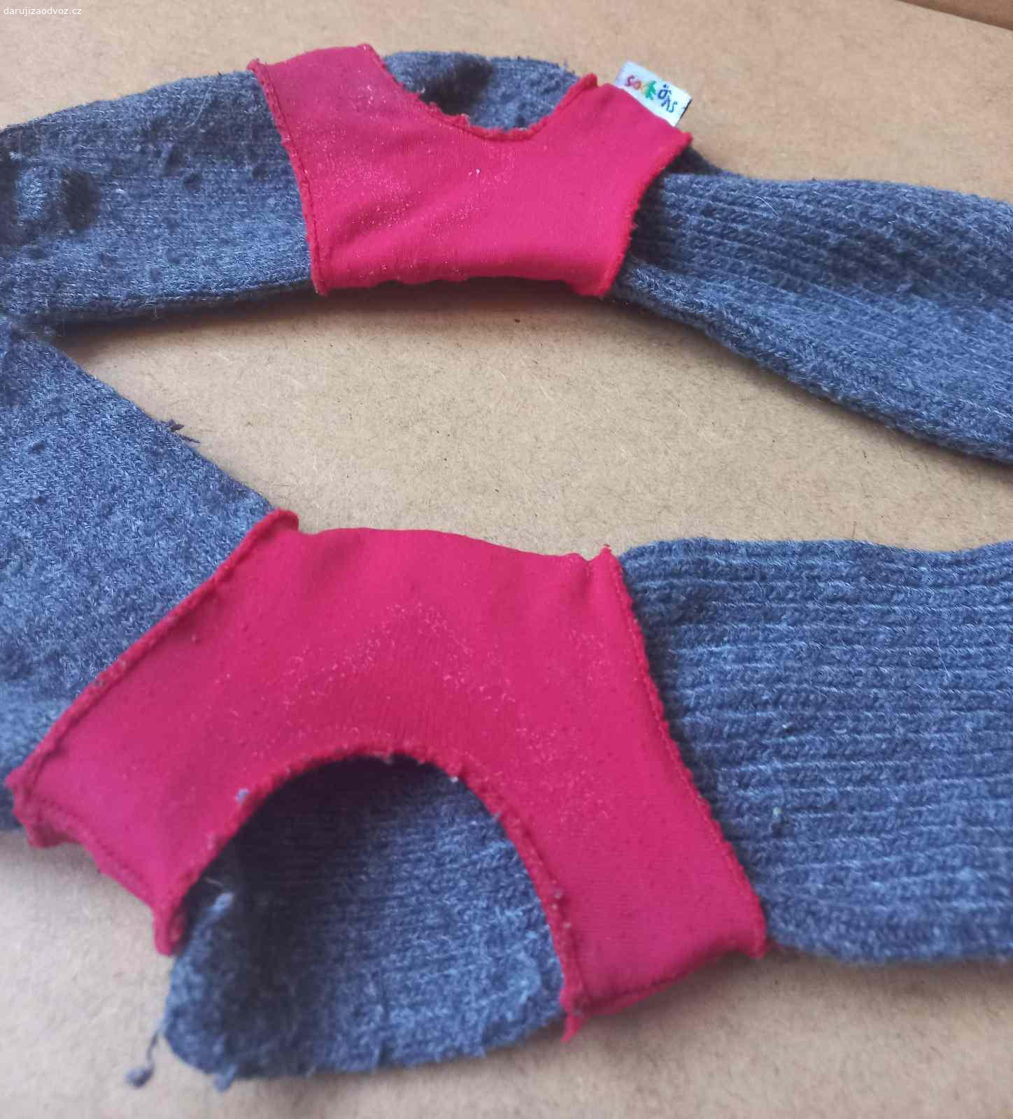 Daruji držáky ponožek Sock Ons. Chytrá a praktická věc, která udrží ponožky miminek na svém místě. Tuto pomůcku opravdu ocení každá maminka, ponožky prostě nespadnou!

- složení 85% nylon, 15% elastan

Velikost pro děti ve věku 6 až 12 měsíců.