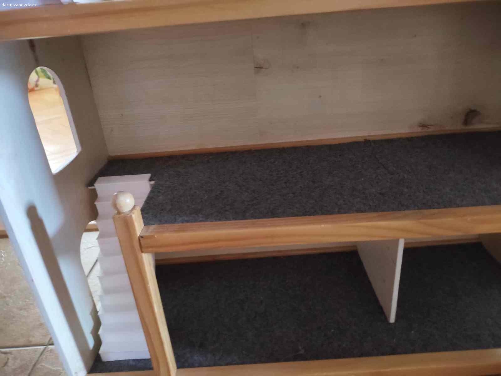 Daruji dům pro menší panenky. Daruji dřevěný dům pro menší panenky, po jednom dítěti, je prelepovany tapetou, a na střeše je odtrhly papír, ale s trochou snahy, se dá zaslepit, nebo prelepit a bude krásný. Se schody z plastu. Dcera tam měla petshop.
