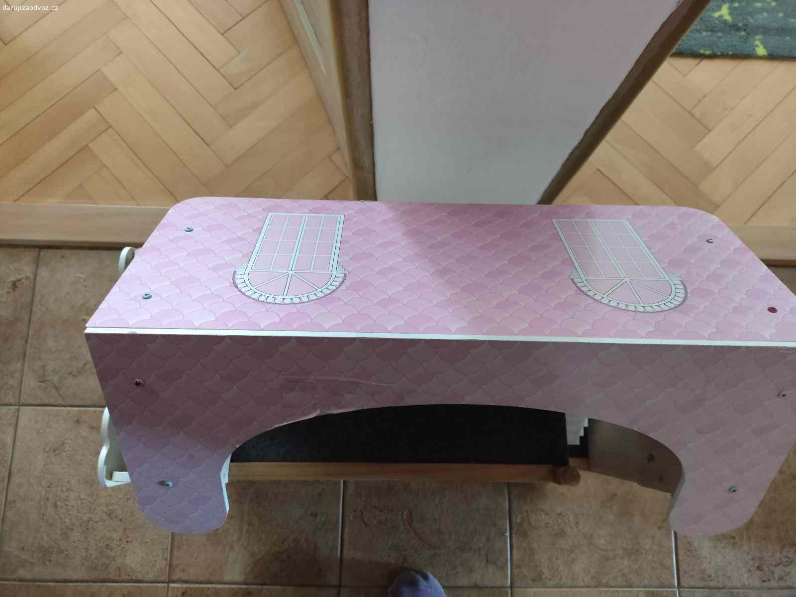 Daruji dům pro menší panenky. Daruji dřevěný dům pro menší panenky, po jednom dítěti, je prelepovany tapetou, a na střeše je odtrhly papír, ale s trochou snahy, se dá zaslepit, nebo prelepit a bude krásný. Se schody z plastu. Dcera tam měla petshop.